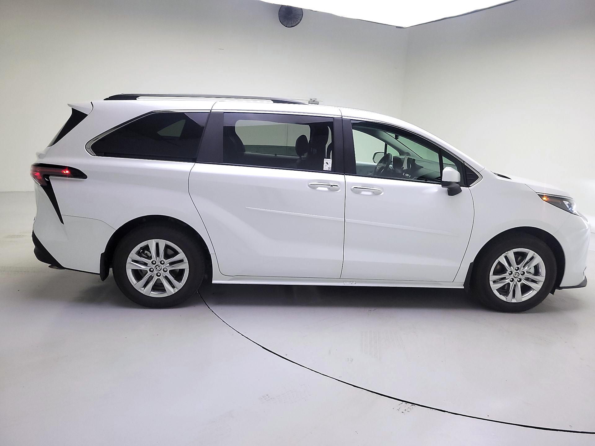 Thumbnail: 2025 Toyota Sienna - 4