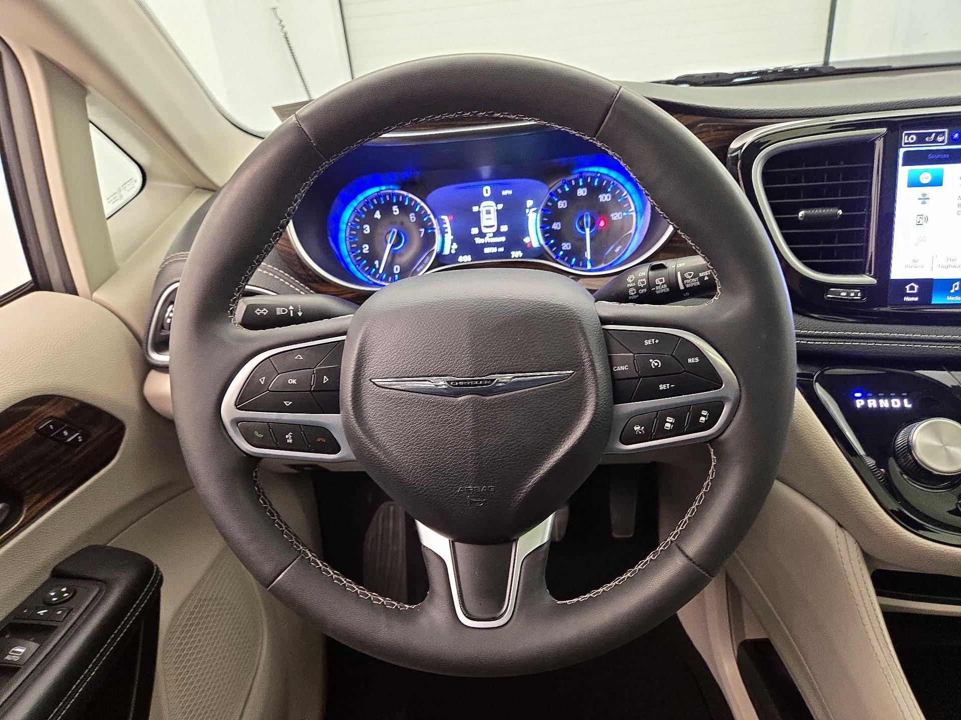 Thumbnail: 2023 Chrysler Pacifica - 10