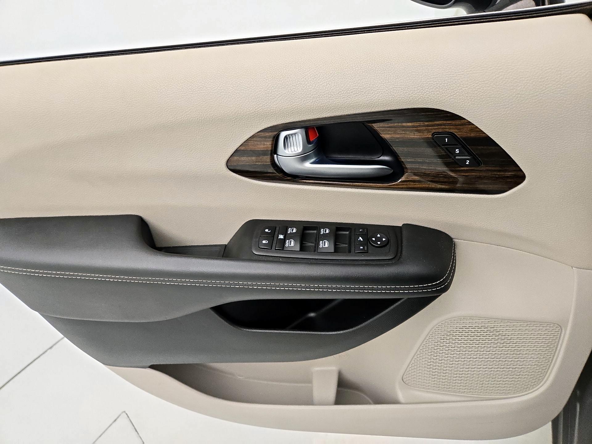 Thumbnail: 2023 Chrysler Pacifica - 12