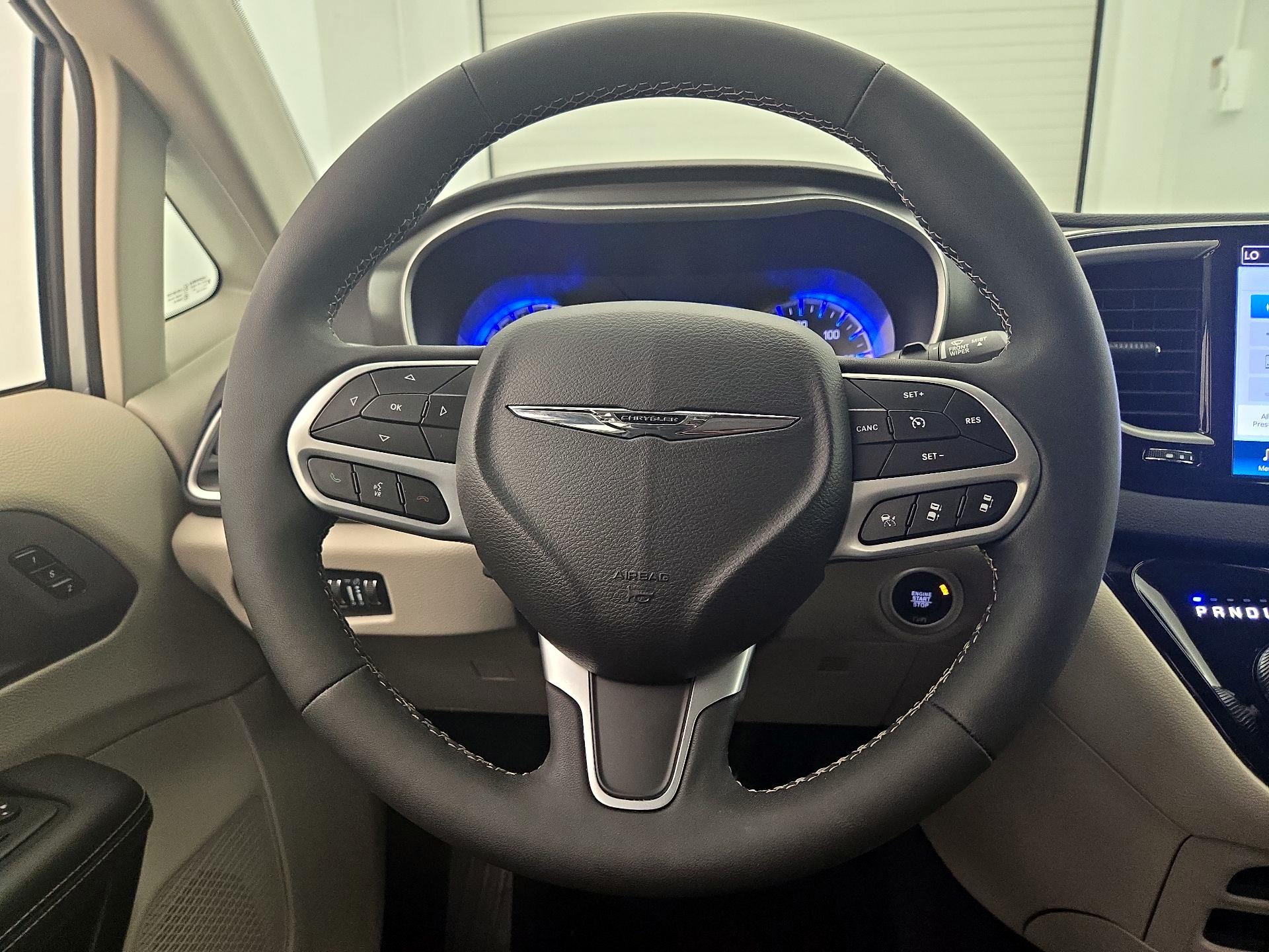 Thumbnail: 2024 Chrysler Pacifica - 10