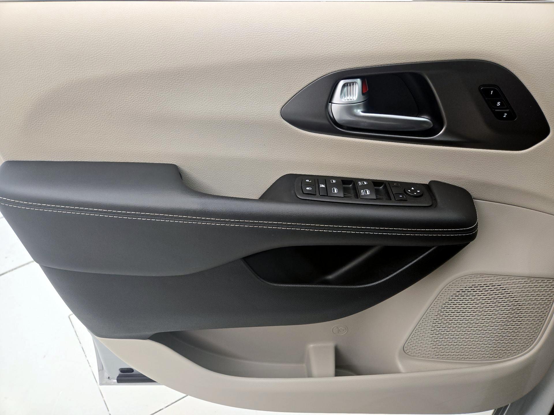 Thumbnail: 2024 Chrysler Pacifica - 12