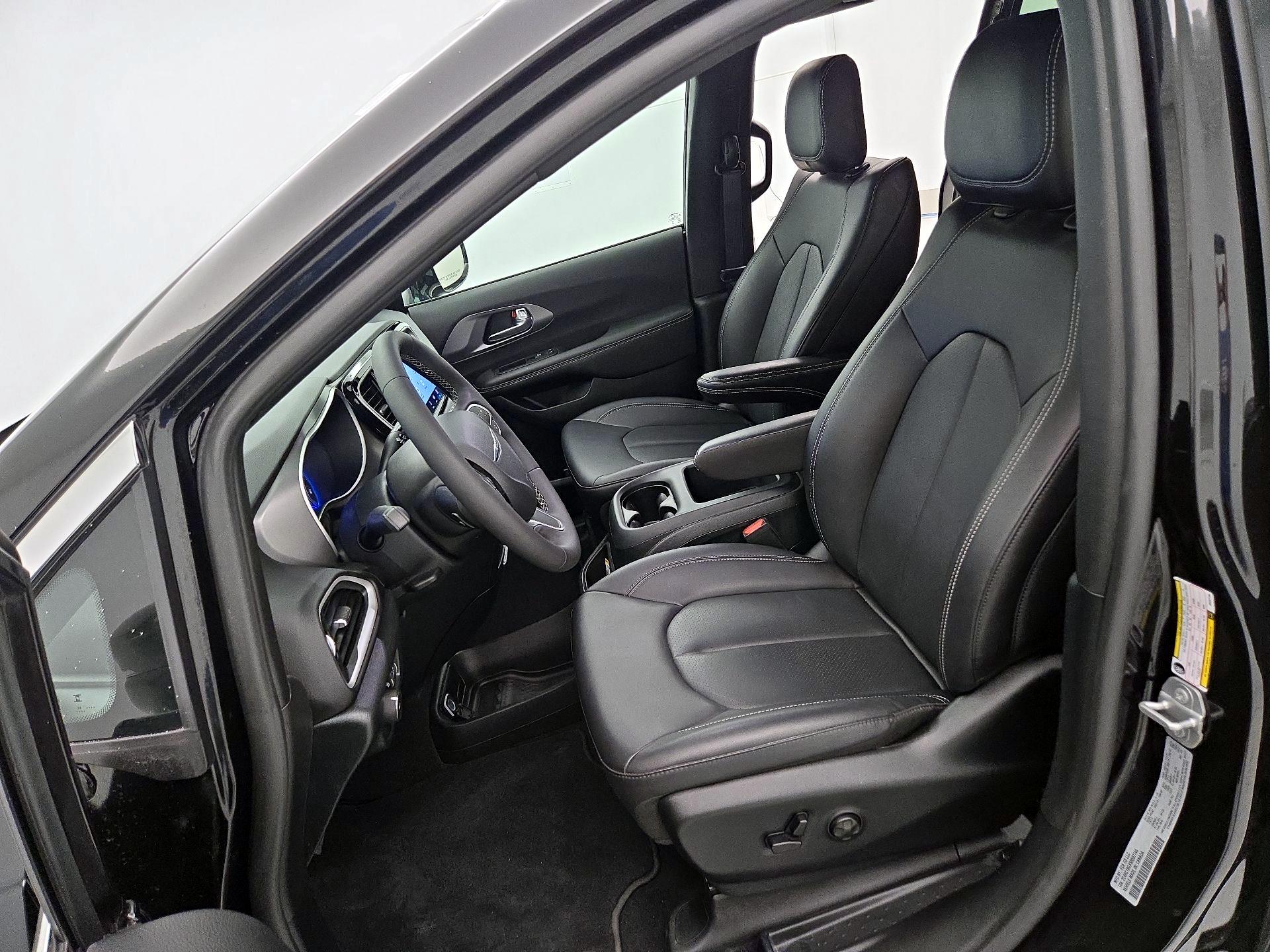 Thumbnail: 2025 Chrysler Pacifica - 11