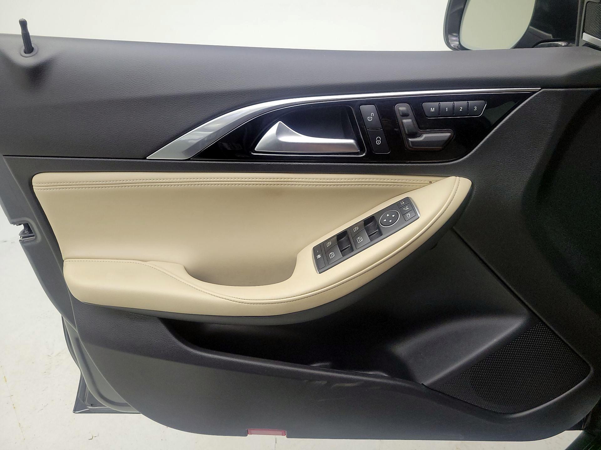 Thumbnail: 2018 INFINITI QX30 - 12