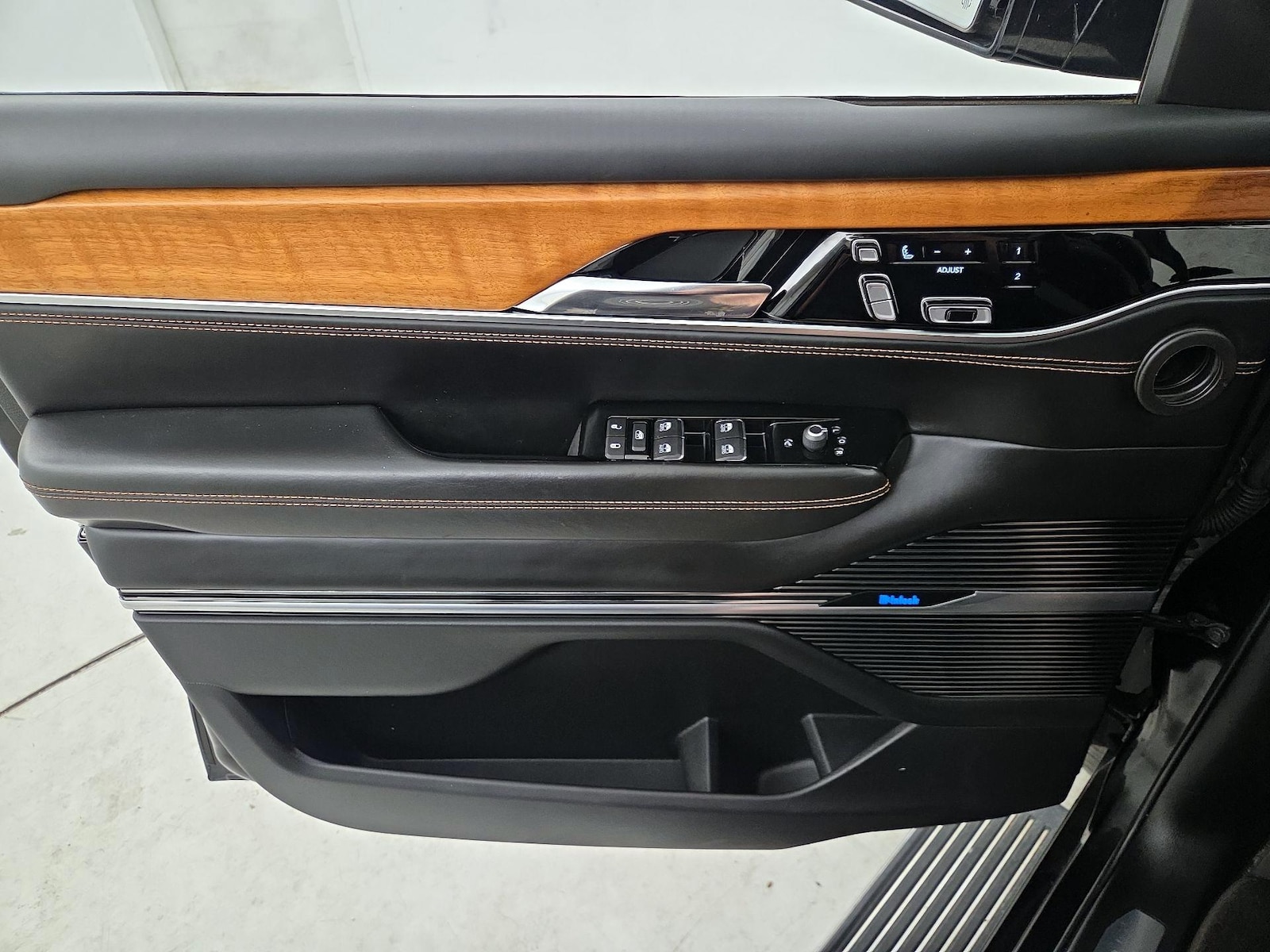 2022 Jeep Grand Wagoneer Series III - Photo 13