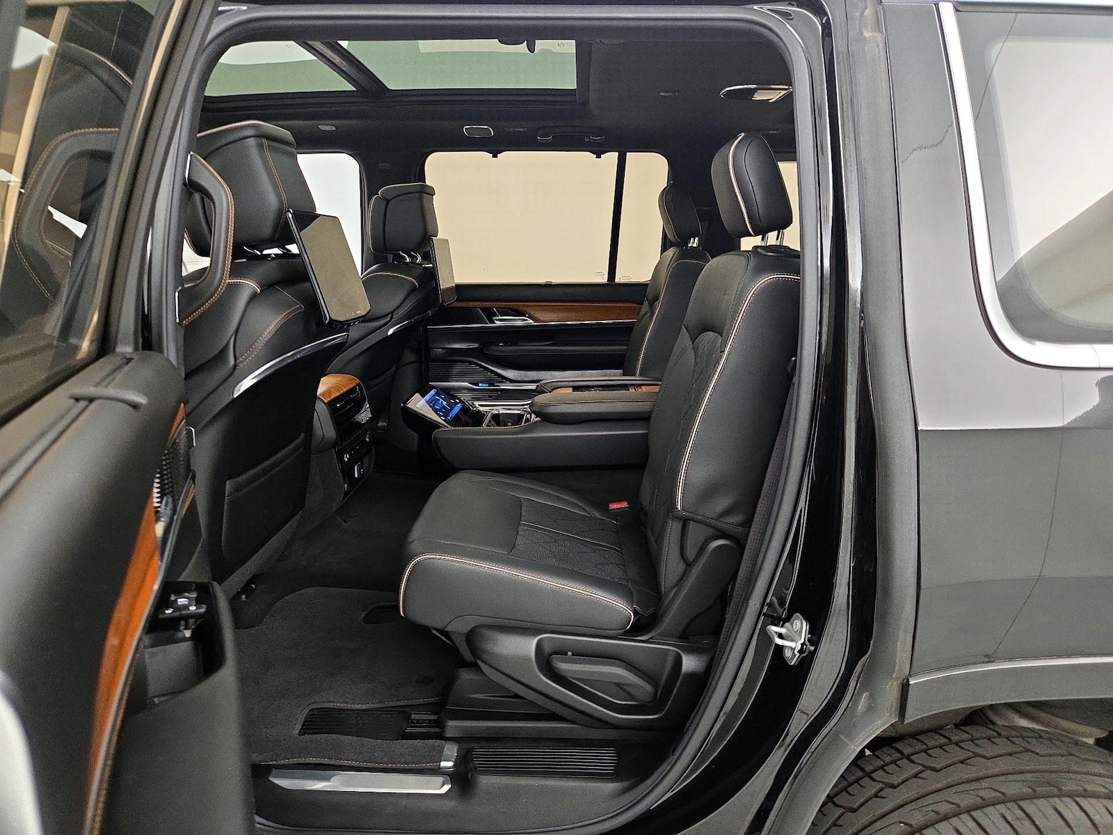 2022 Jeep Grand Wagoneer Series III - Photo 22