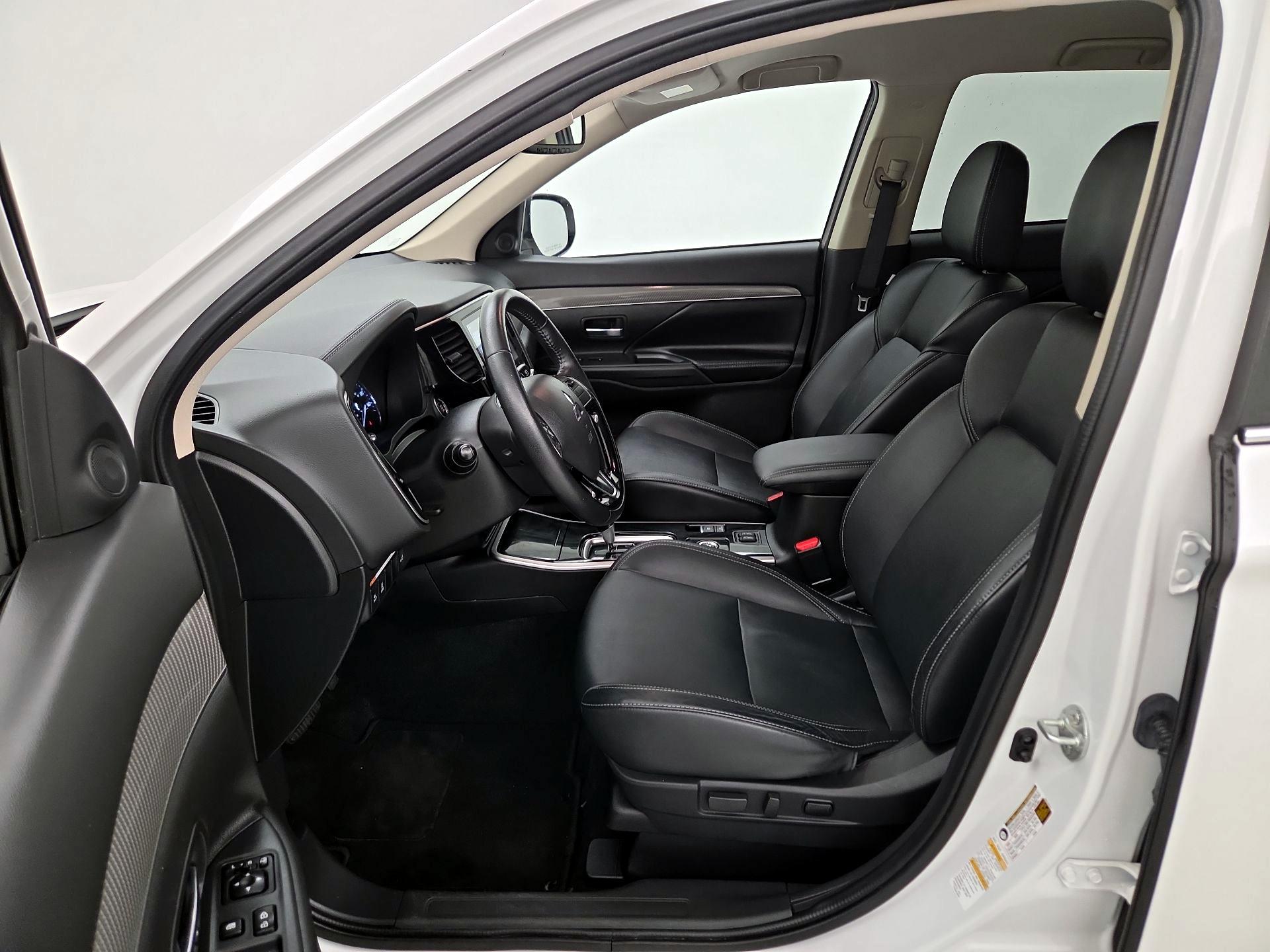 Thumbnail: 2020 Mitsubishi Outlander - 11