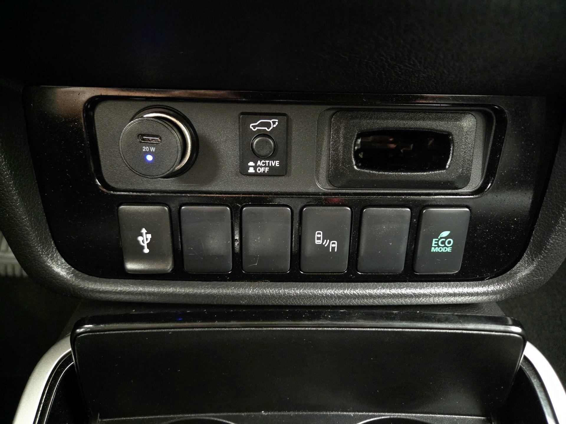 Thumbnail: 2020 Mitsubishi Outlander - 18