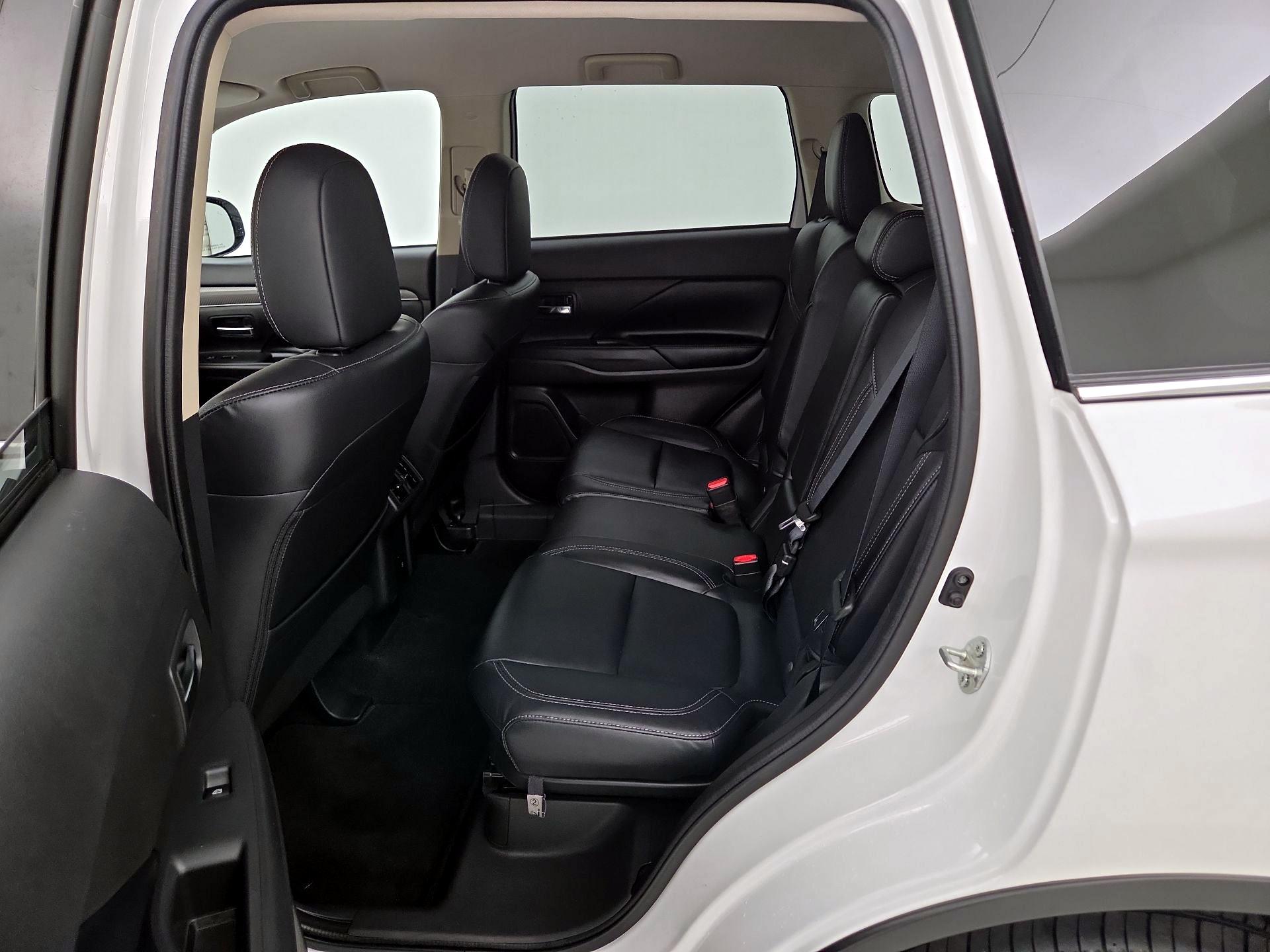 Thumbnail: 2020 Mitsubishi Outlander - 19