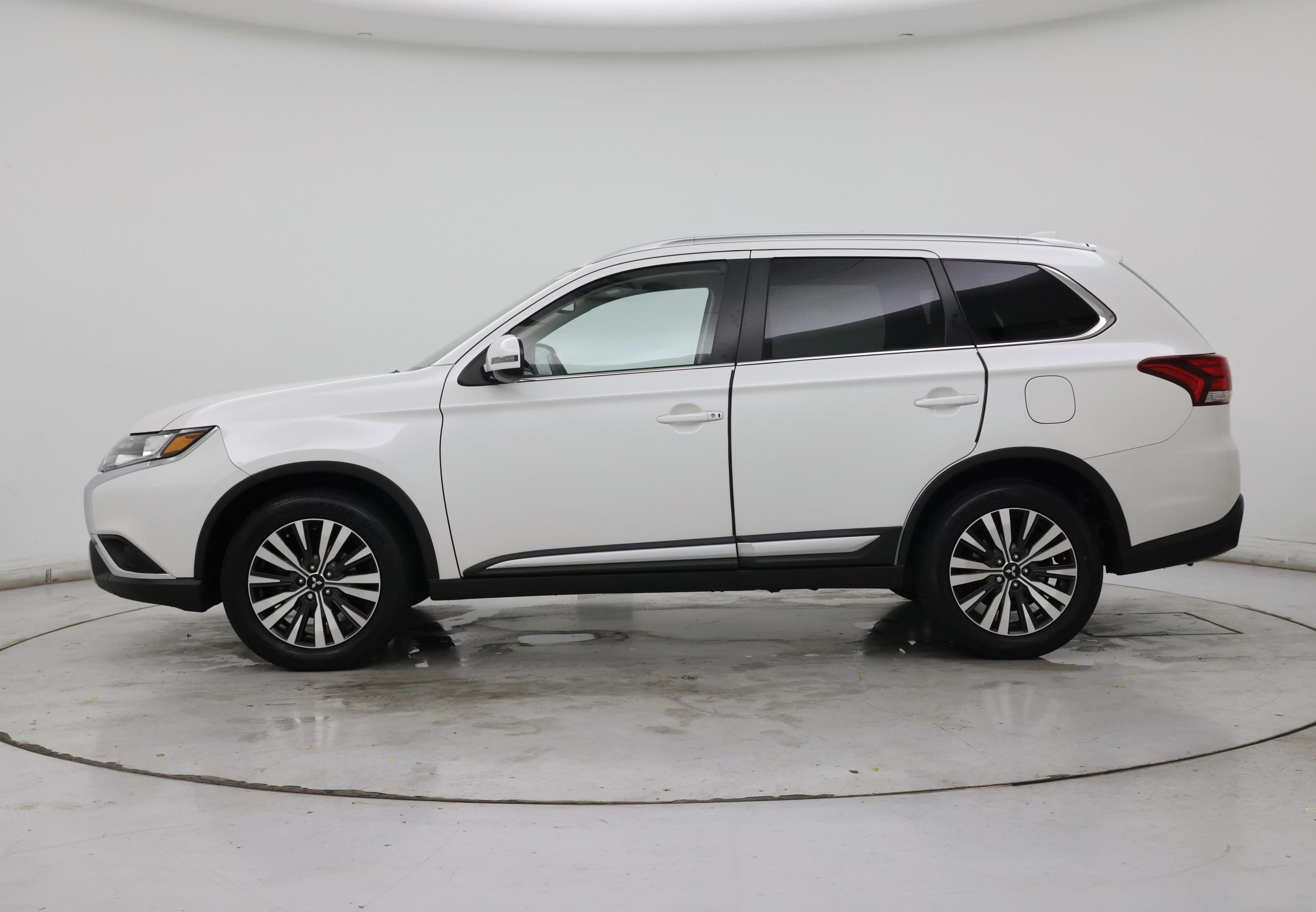 Thumbnail: 2020 Mitsubishi Outlander - 3