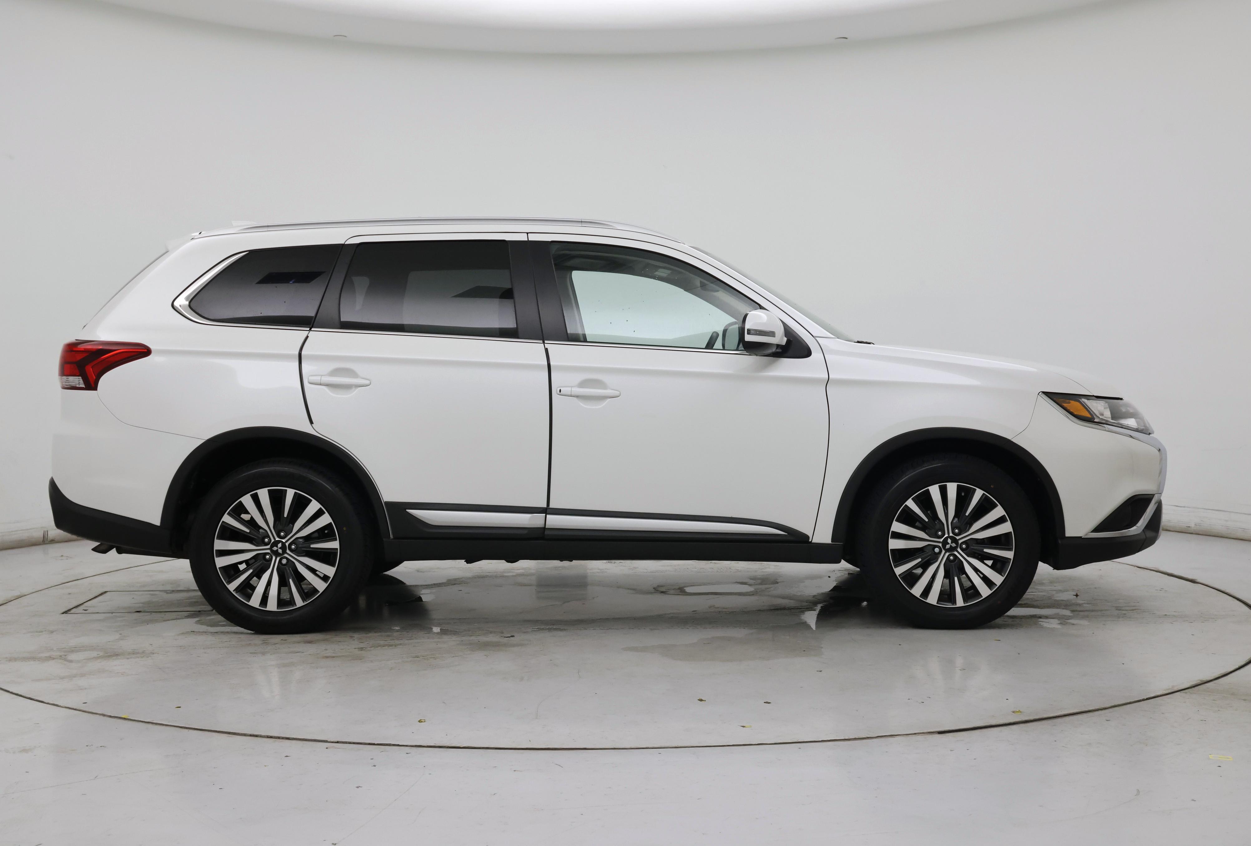 Thumbnail: 2020 Mitsubishi Outlander - 7