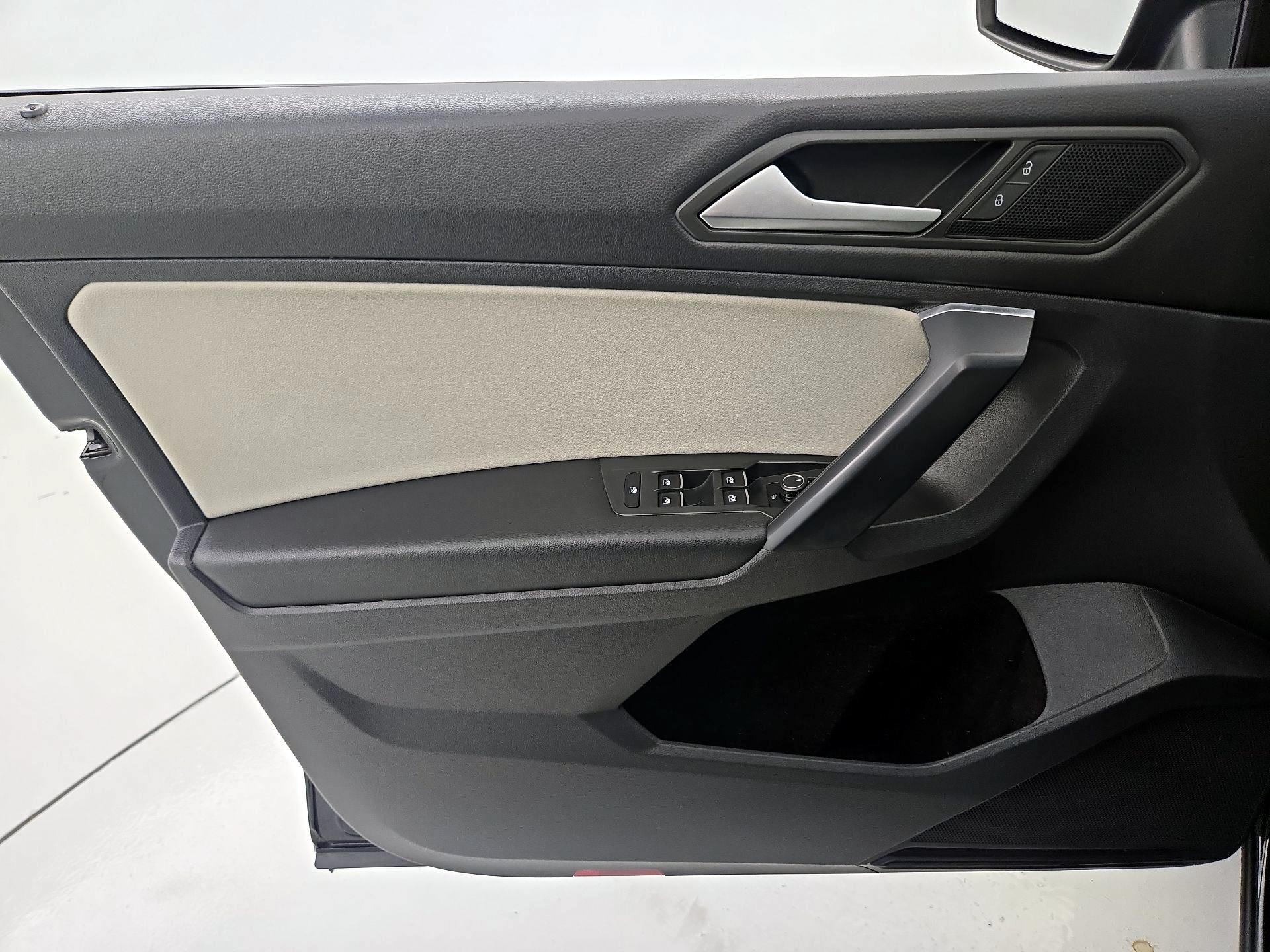 Thumbnail: 2021 Volkswagen Tiguan - 12