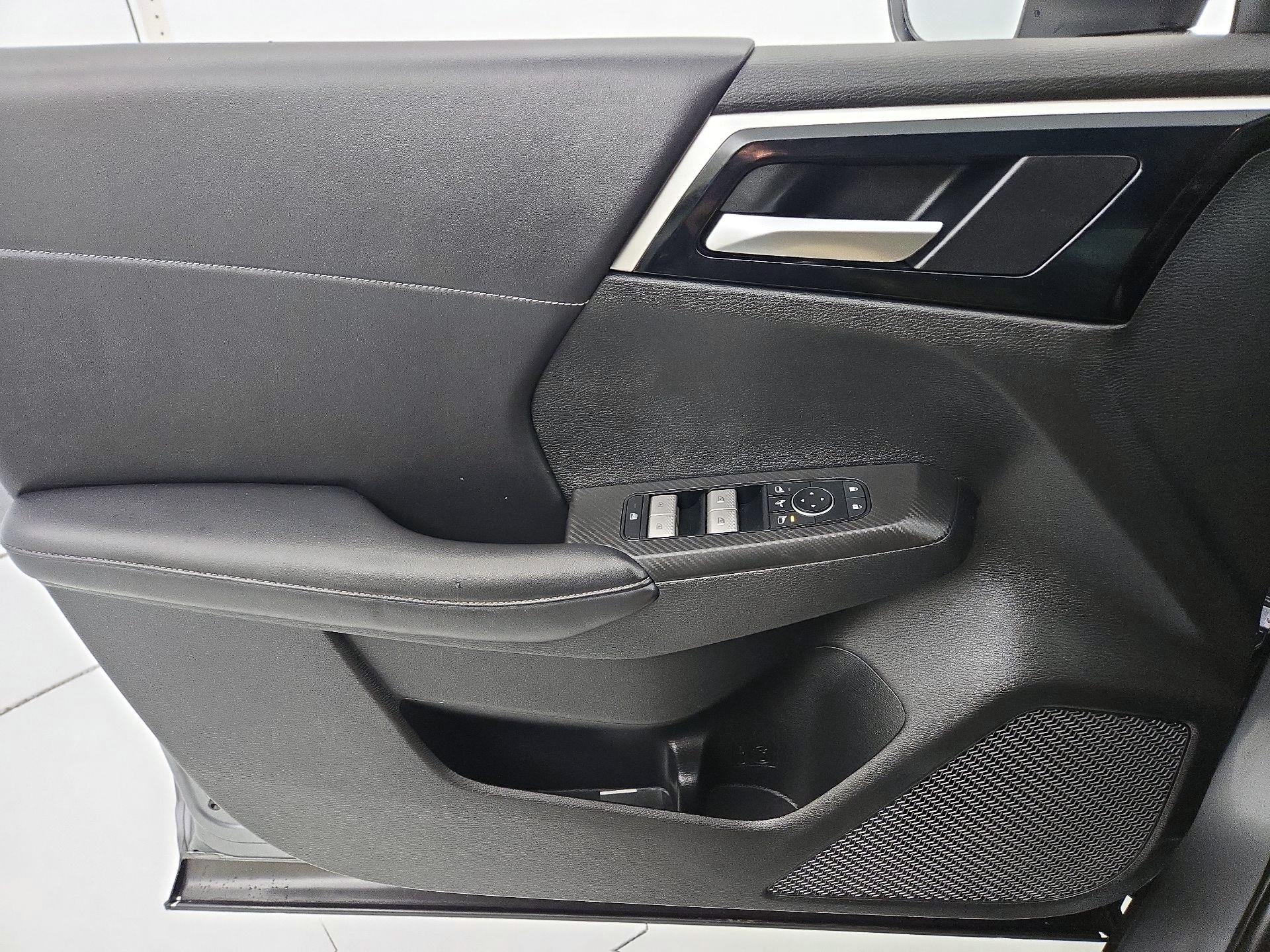 Thumbnail: 2023 Mitsubishi Outlander - 12