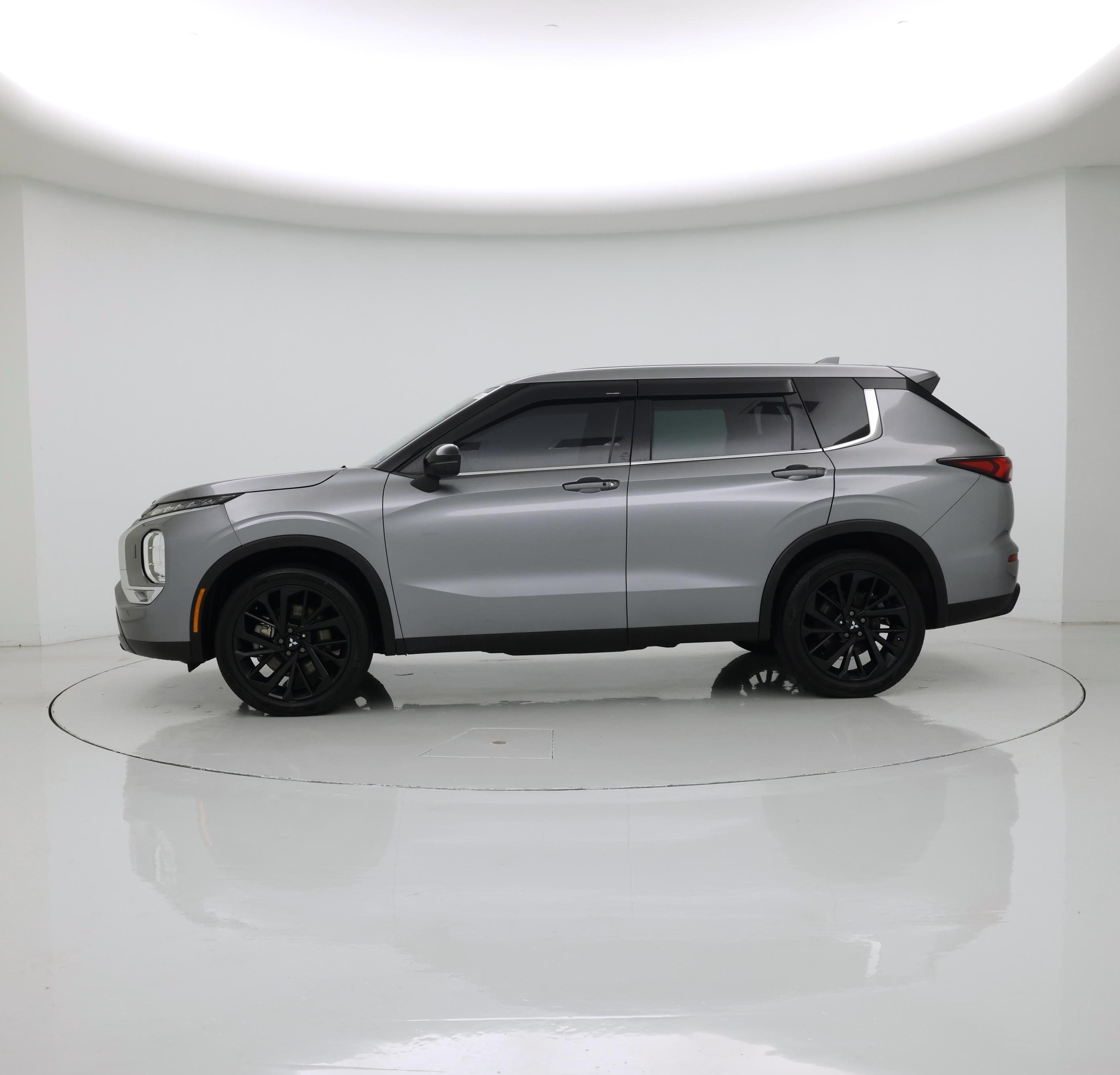 Thumbnail: 2023 Mitsubishi Outlander - 3