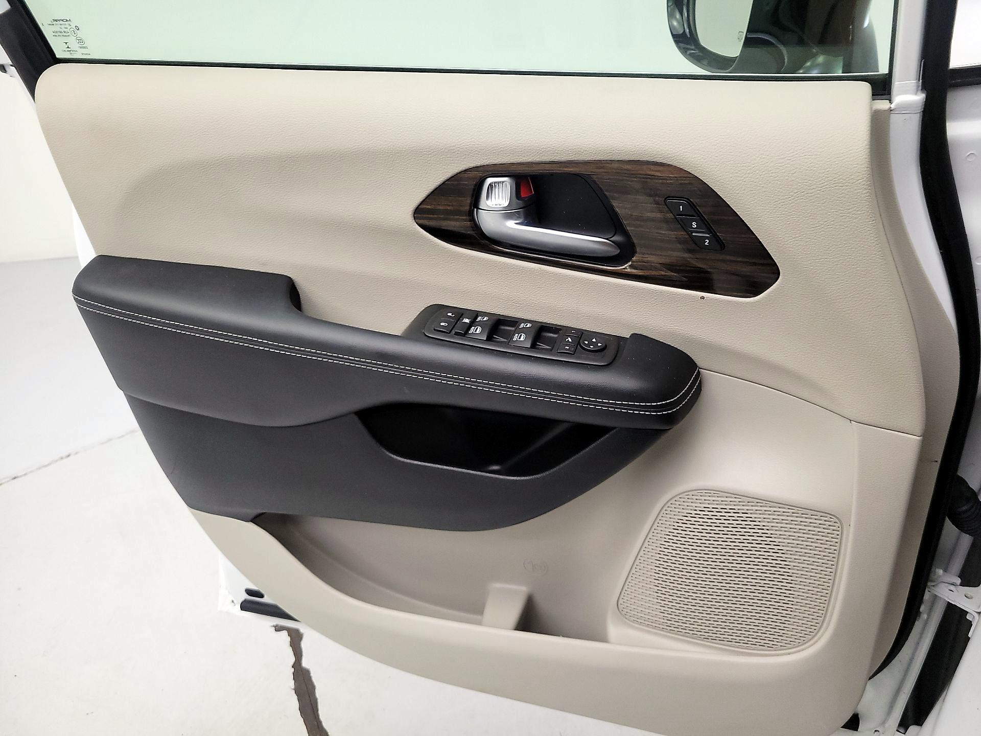 Thumbnail: 2023 Chrysler Pacifica - 12
