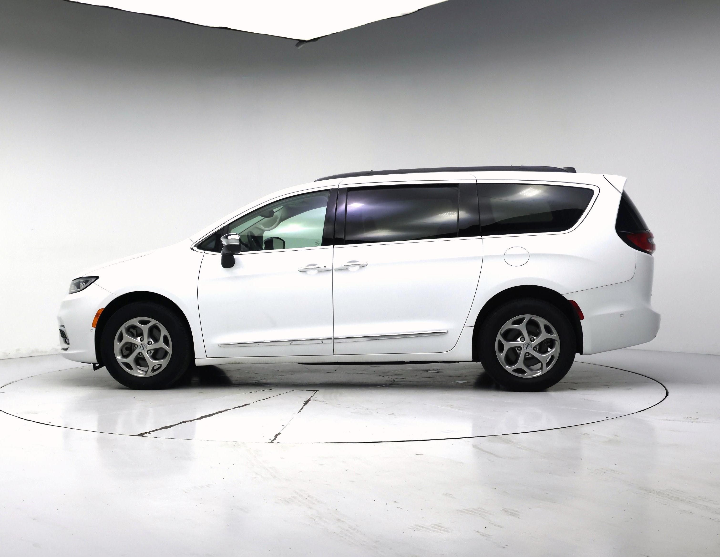 Thumbnail: 2023 Chrysler Pacifica - 3