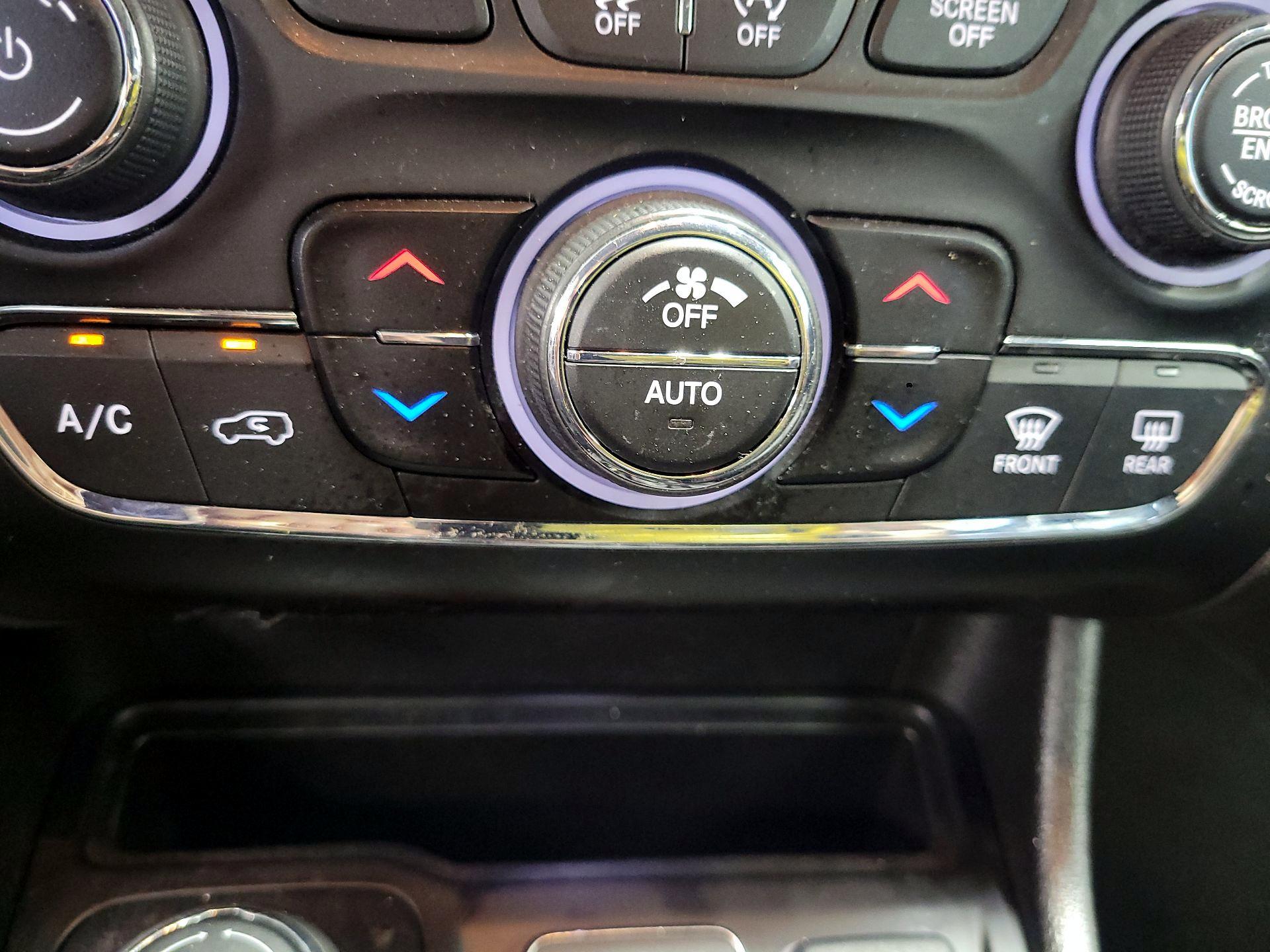 Thumbnail: 2019 Jeep Cherokee - 17