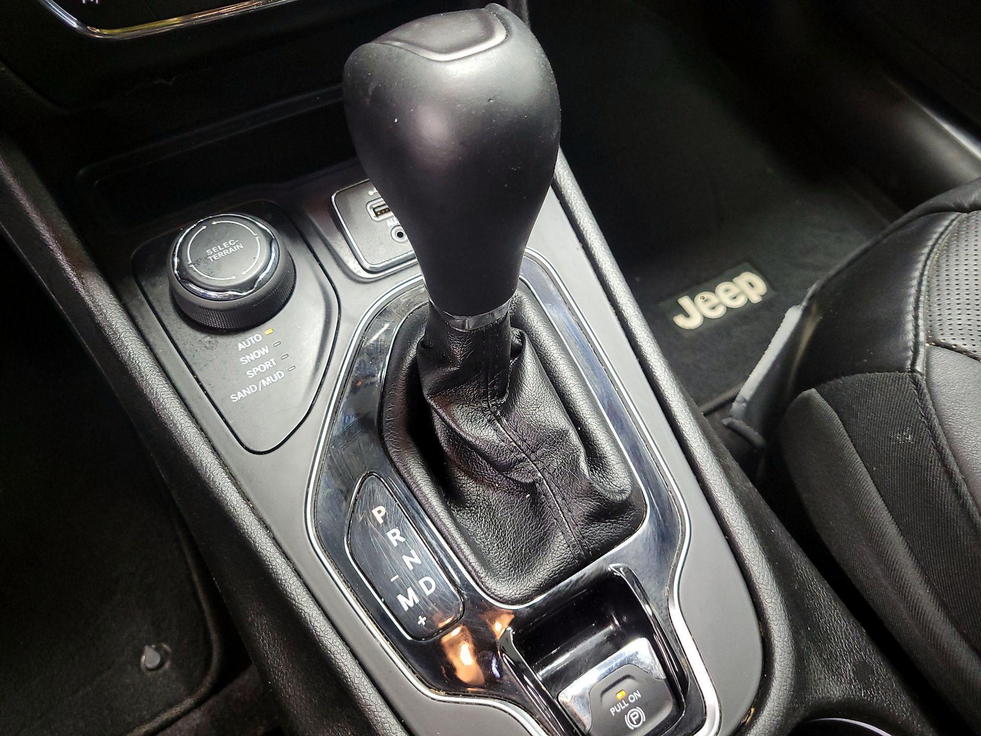 Thumbnail: 2019 Jeep Cherokee - 18
