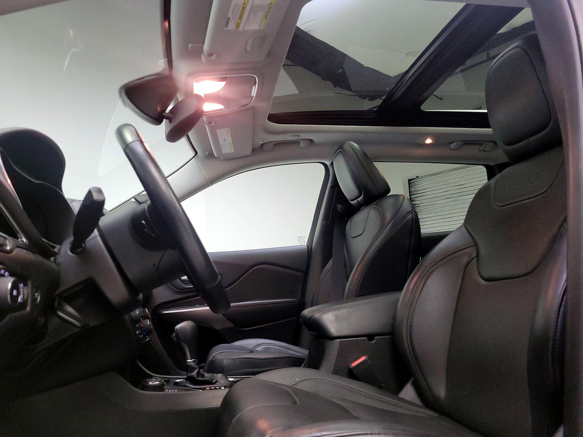 Thumbnail: 2019 Jeep Cherokee - 20