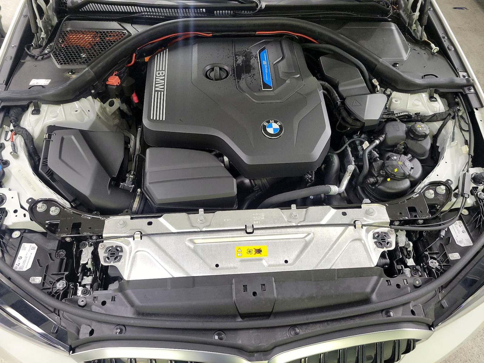 2023 BMW 3 Series 330e - Photo 23