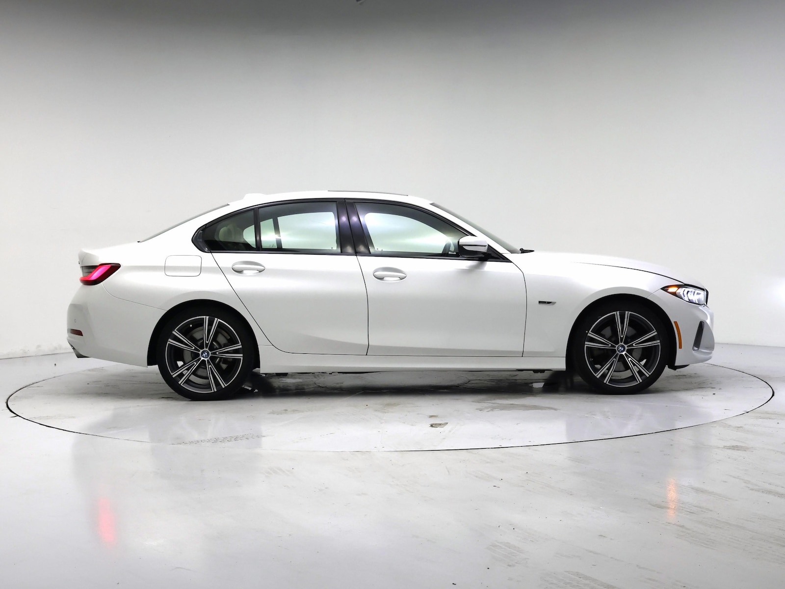 2023 BMW 3 Series 330e - Photo 8