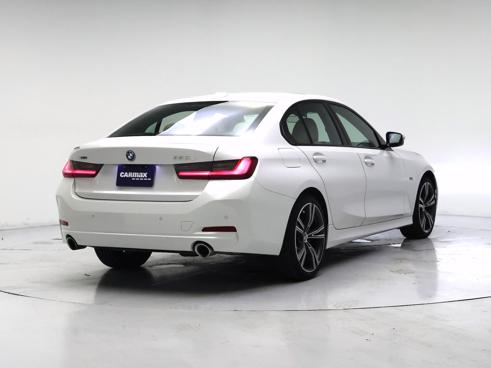 2023 BMW 3 Series 330e - Photo 9