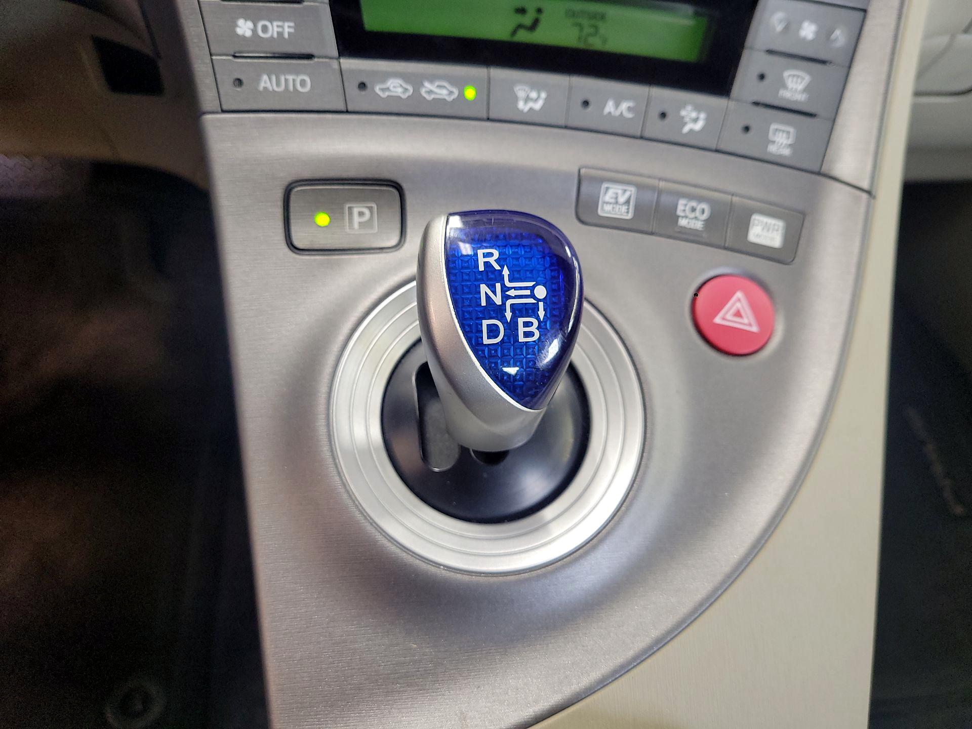 Thumbnail: 2015 Toyota Prius - 17