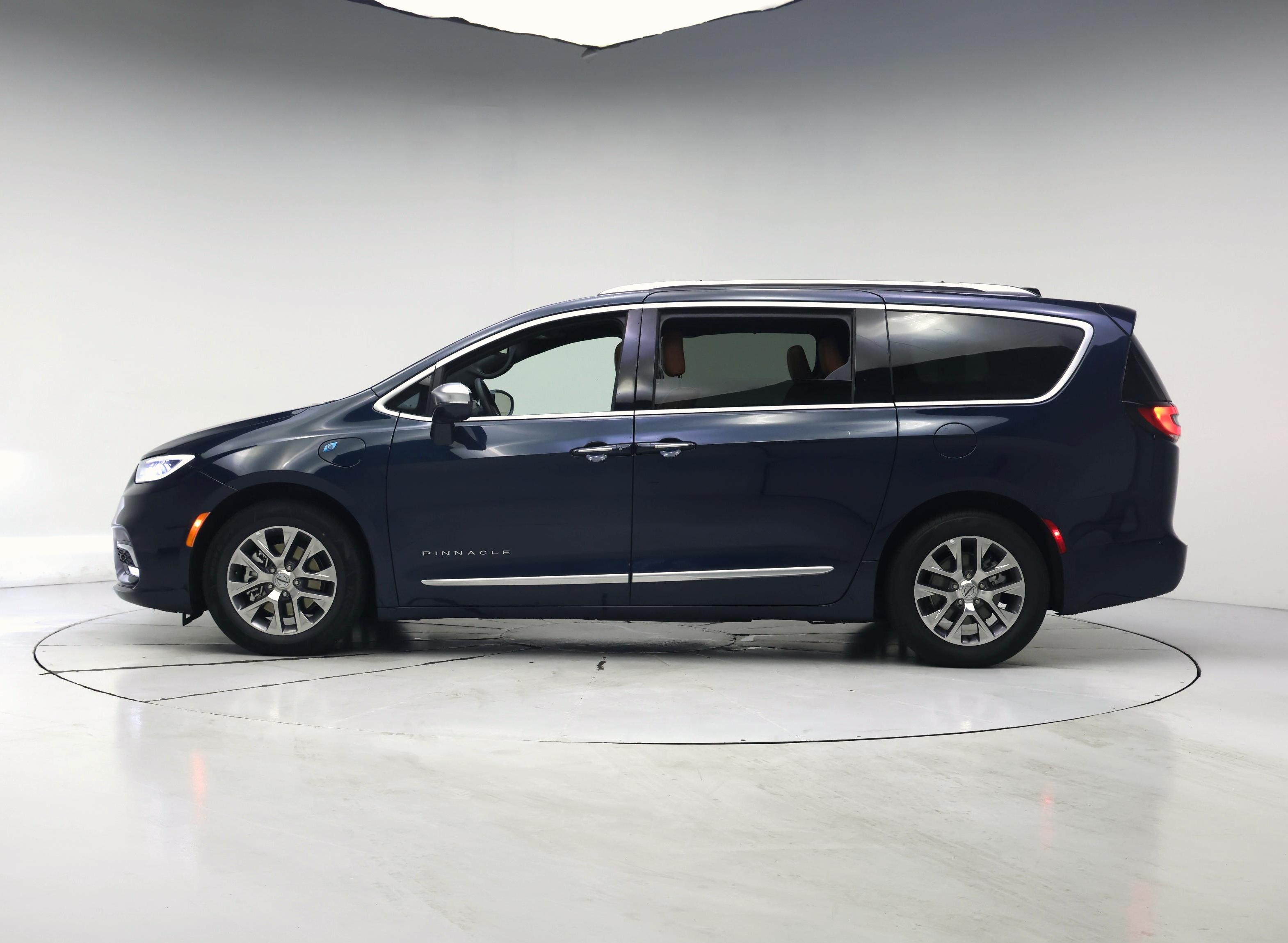Thumbnail: 2024 Chrysler Pacifica - 3