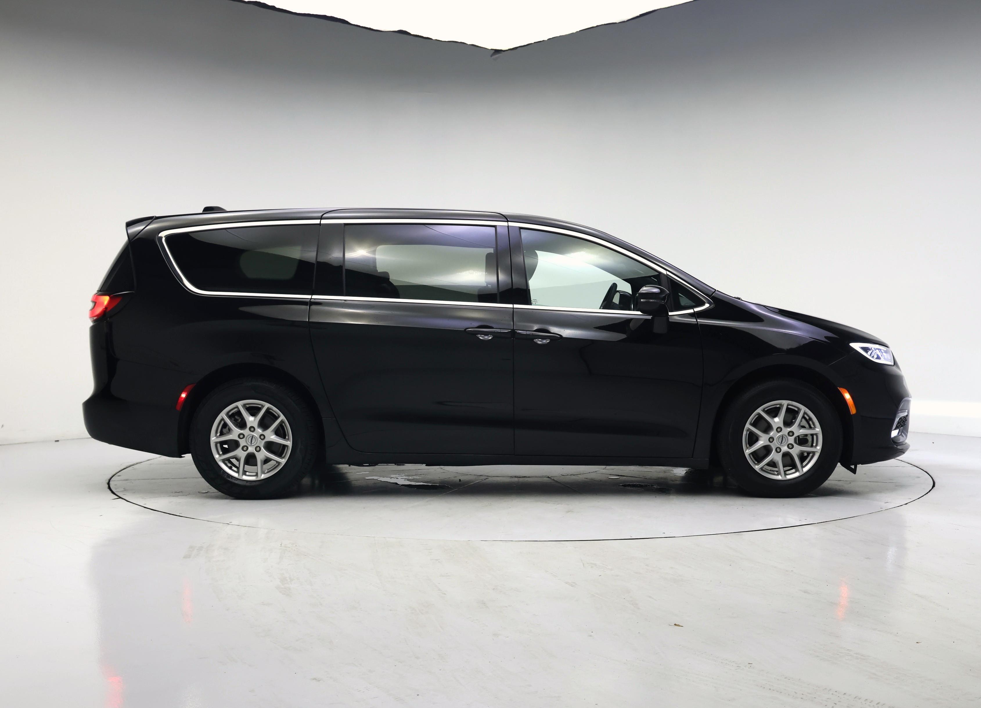 Thumbnail: 2024 Chrysler Pacifica - 7