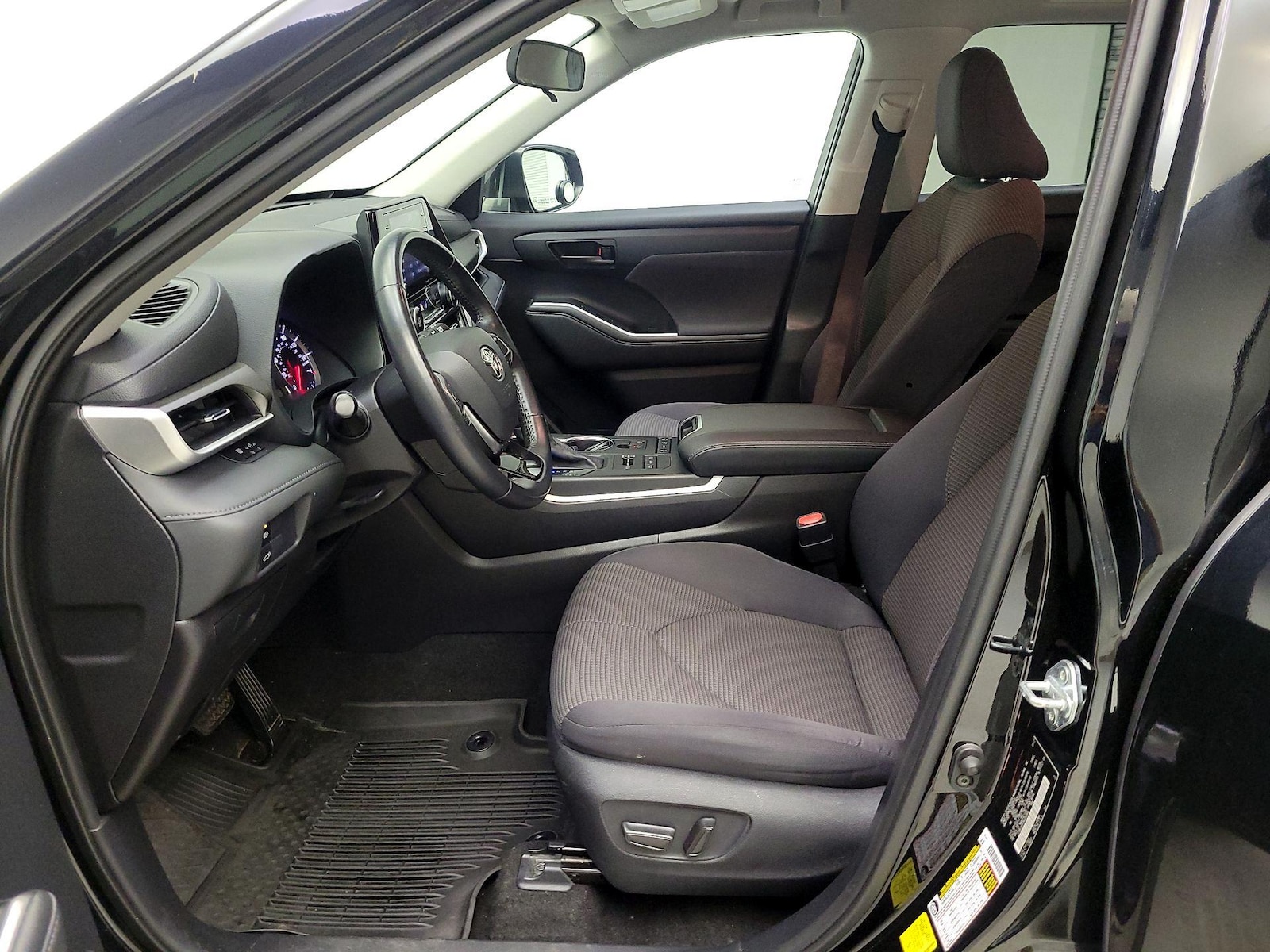 2021 Toyota Highlander LE - Photo 12