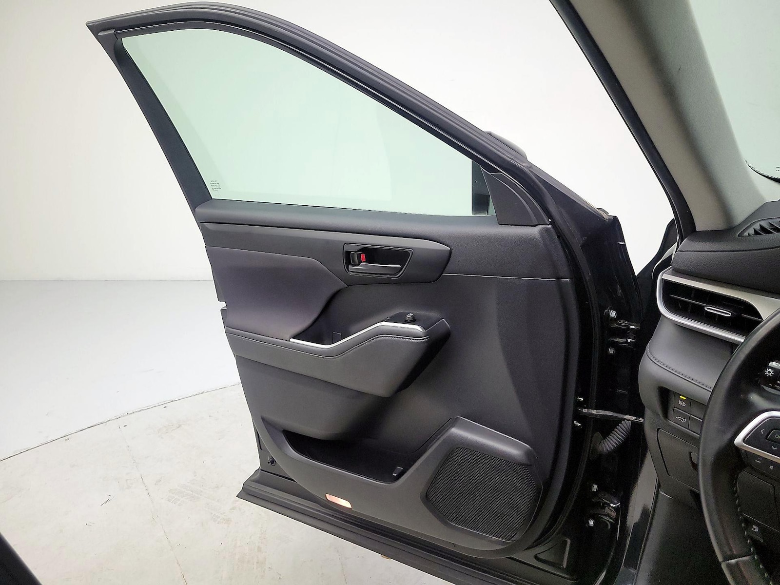 2021 Toyota Highlander LE - Photo 13