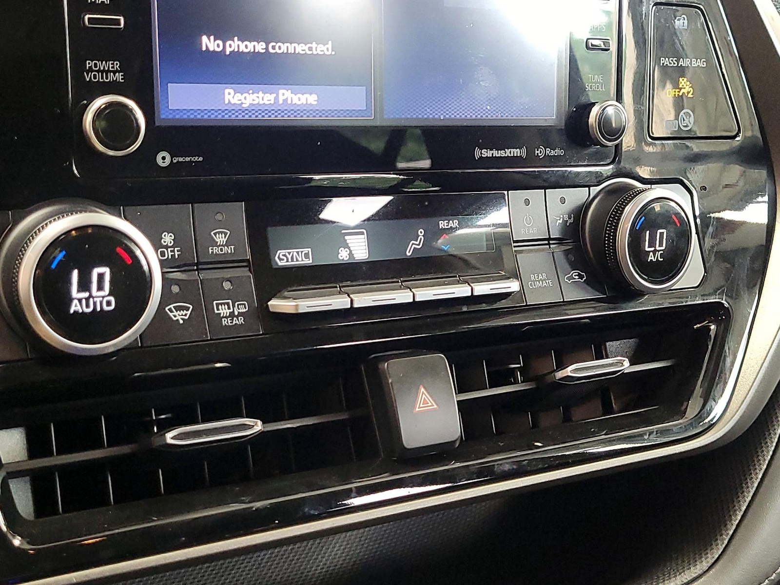 2021 Toyota Highlander LE - Photo 17