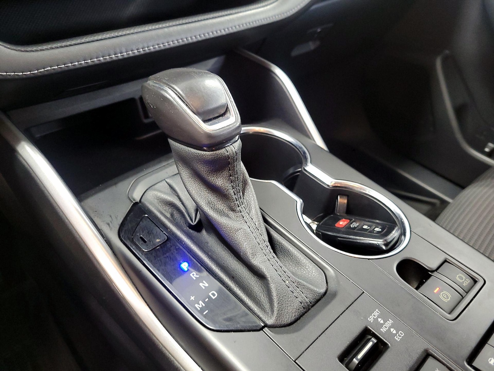 2021 Toyota Highlander LE - Photo 18