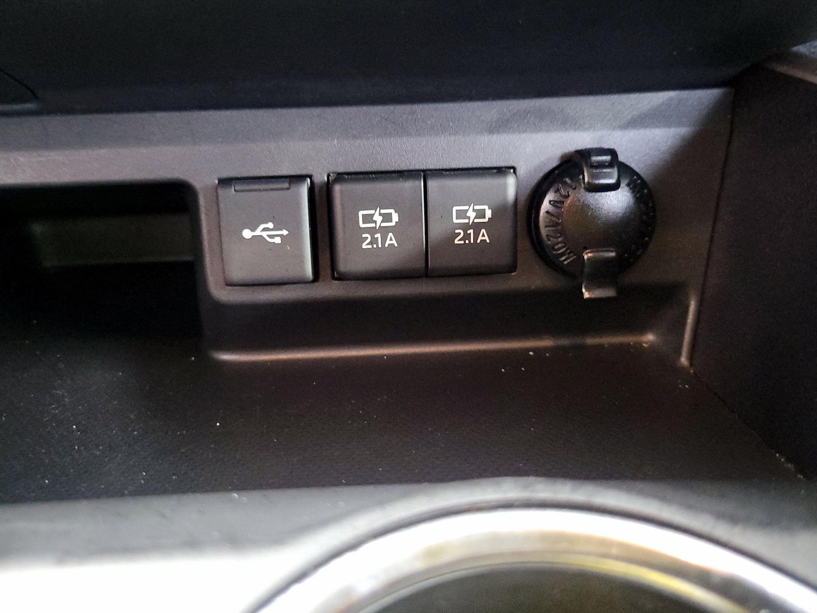 2021 Toyota Highlander LE - Photo 19