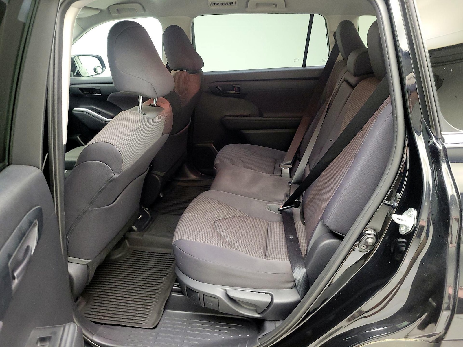 2021 Toyota Highlander LE - Photo 20