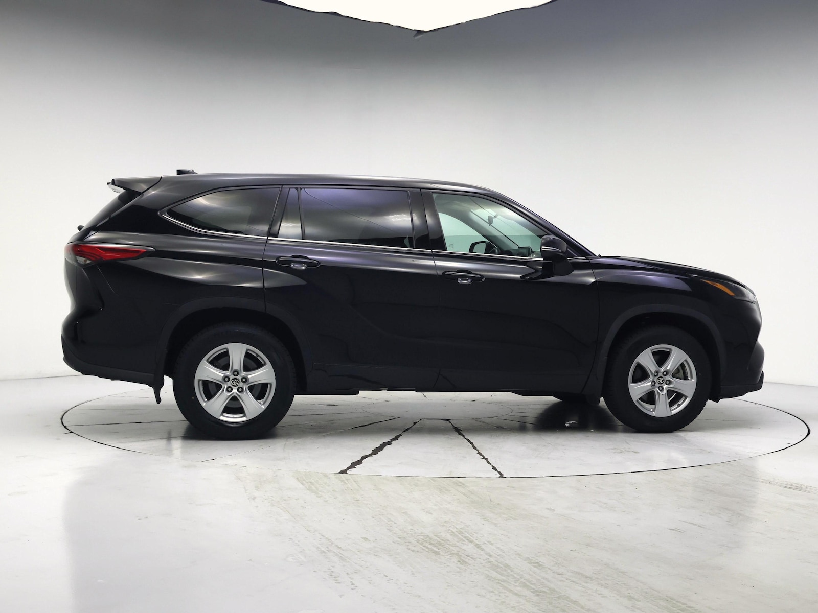 2021 Toyota Highlander LE - Photo 8