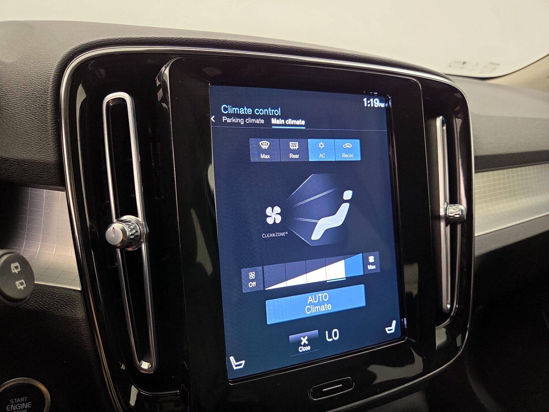 Thumbnail: 2022 Volvo XC40 - 17