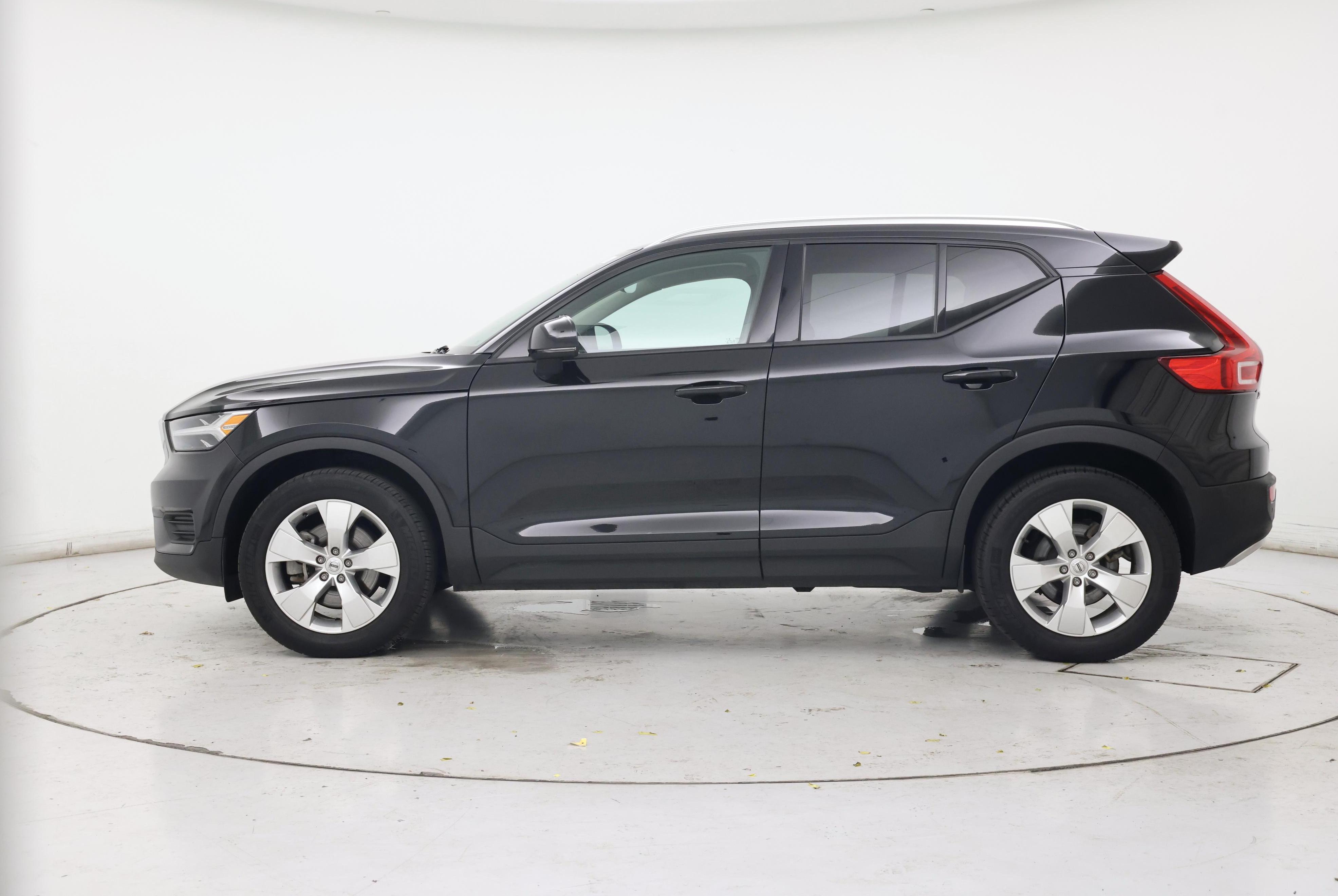 Thumbnail: 2022 Volvo XC40 - 3