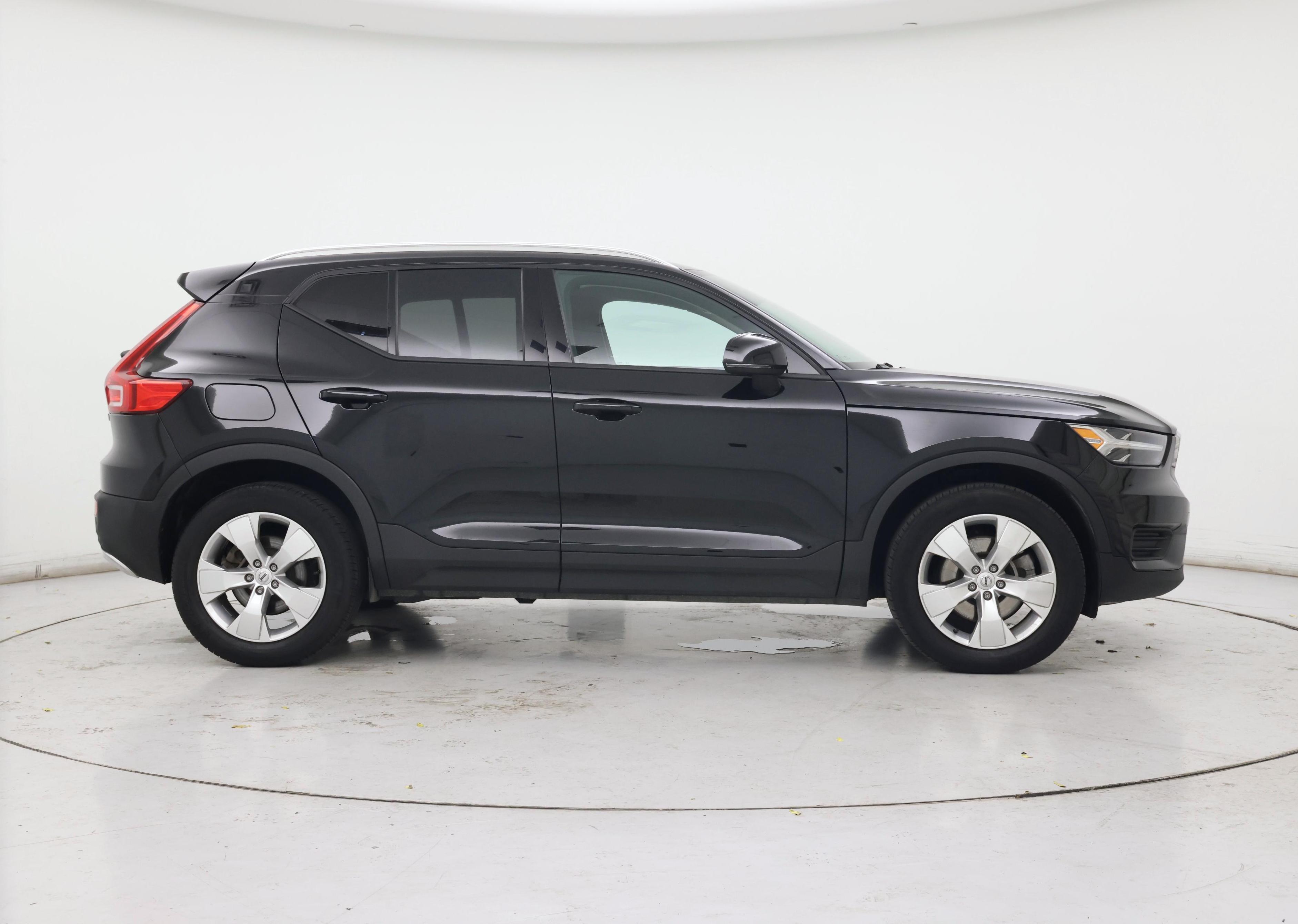 Thumbnail: 2022 Volvo XC40 - 7
