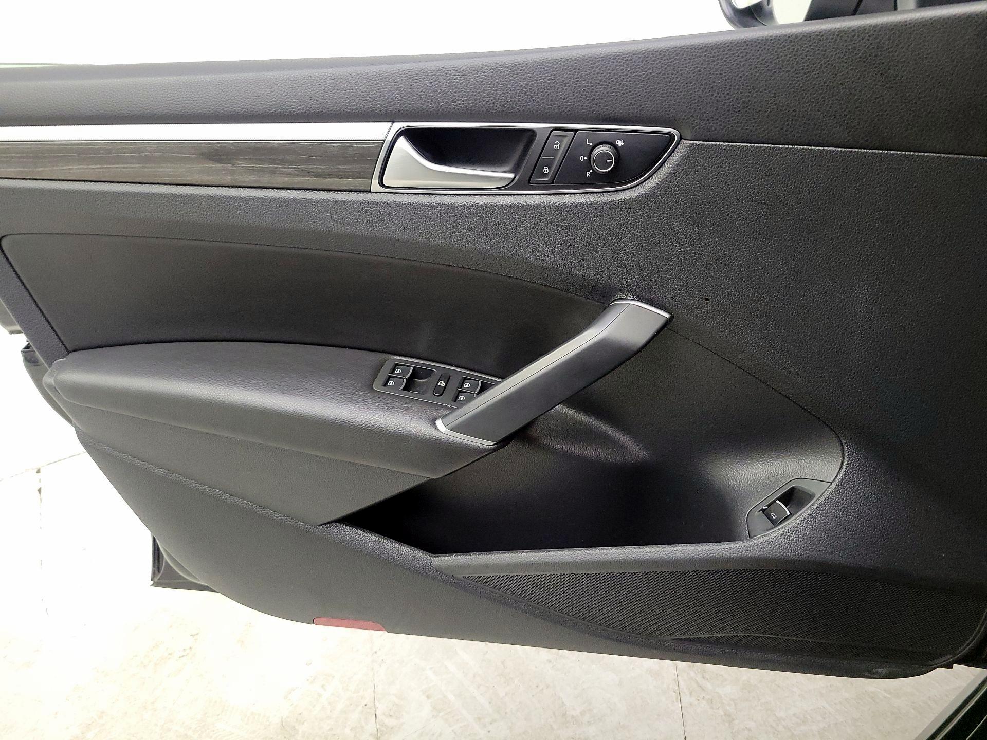 Thumbnail: 2016 Volkswagen Passat - 12