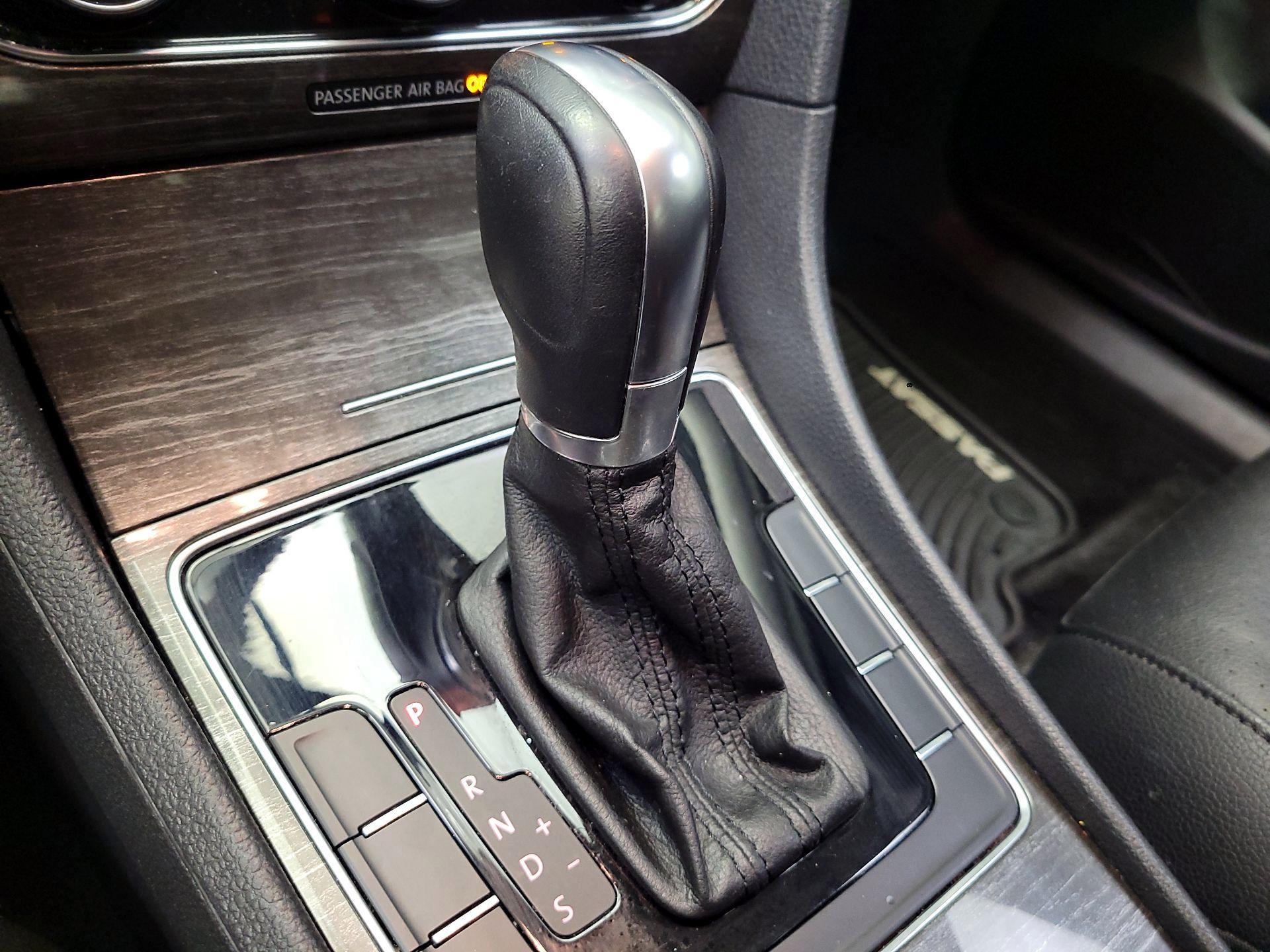 Thumbnail: 2016 Volkswagen Passat - 17