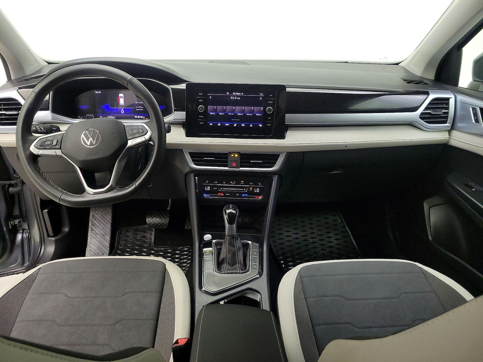 2025 Volkswagen Taos SE - Photo 10