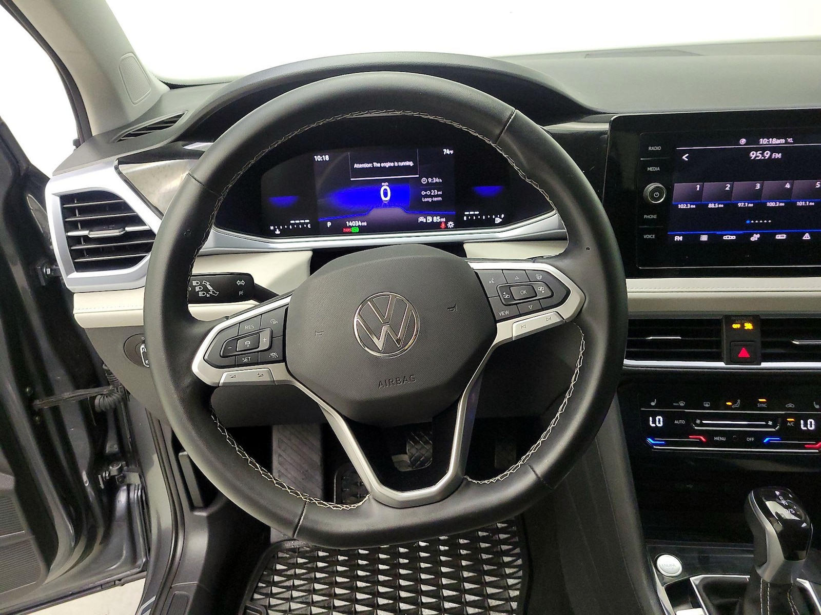 2025 Volkswagen Taos SE - Photo 11