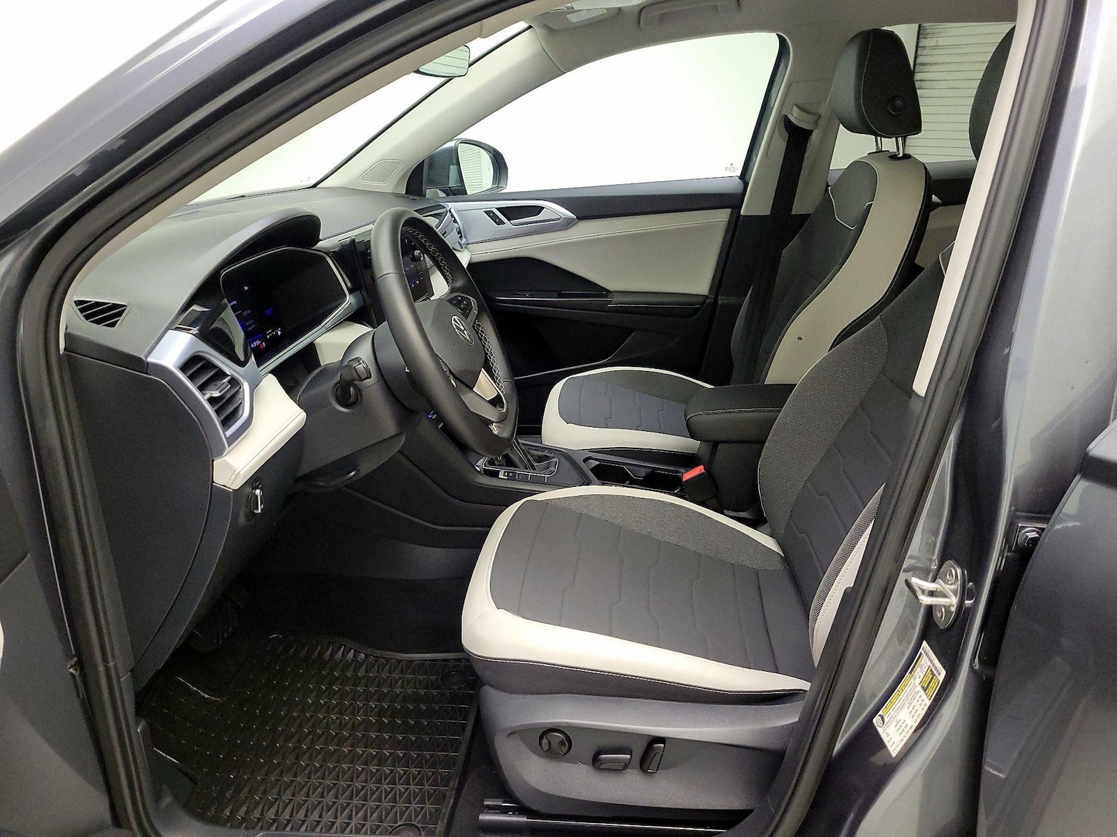 2025 Volkswagen Taos SE - Photo 12