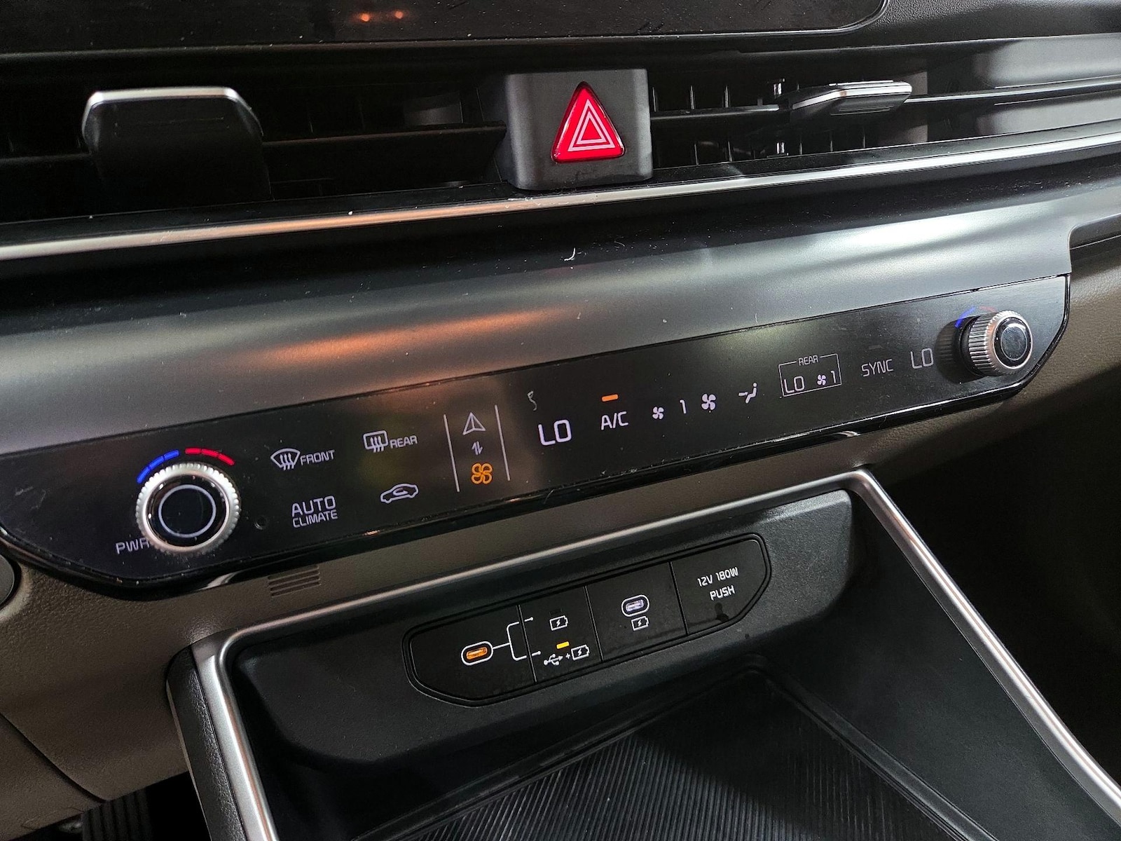 2025 Kia Carnival LXS - Photo 18