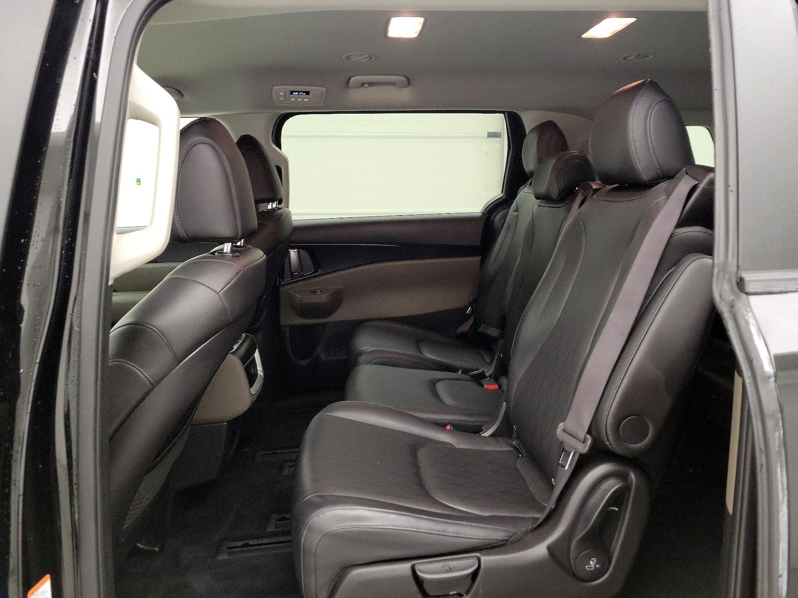 2025 Kia Carnival LXS - Photo 21