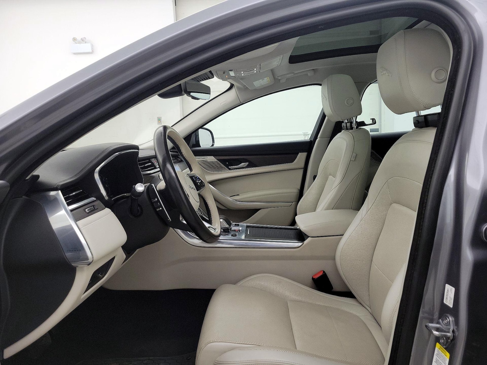 2021 Jaguar XF SE - Photo 12