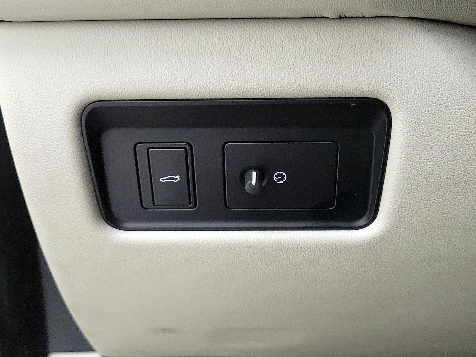 2021 Jaguar XF SE - Photo 14