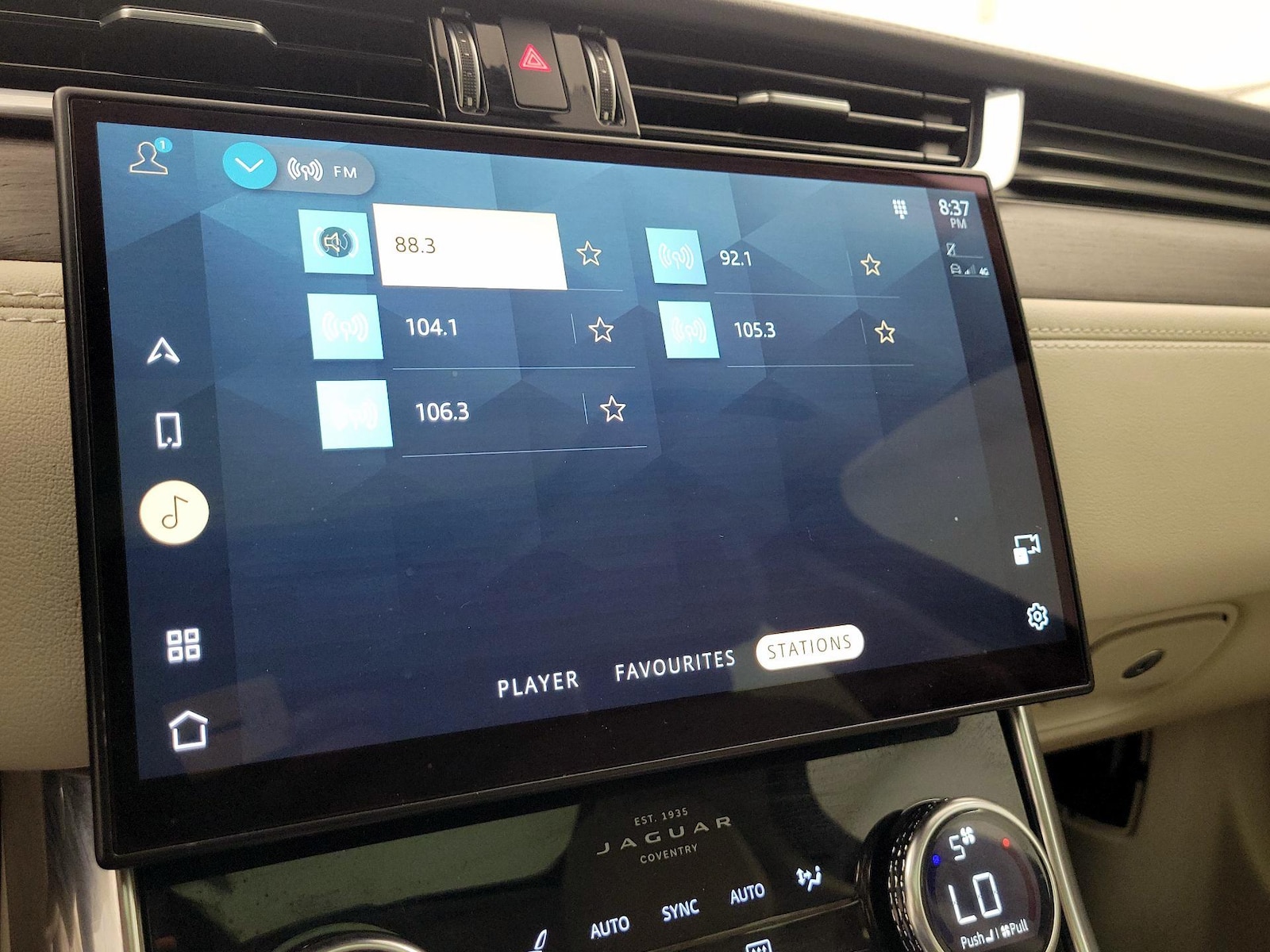 2021 Jaguar XF SE - Photo 17