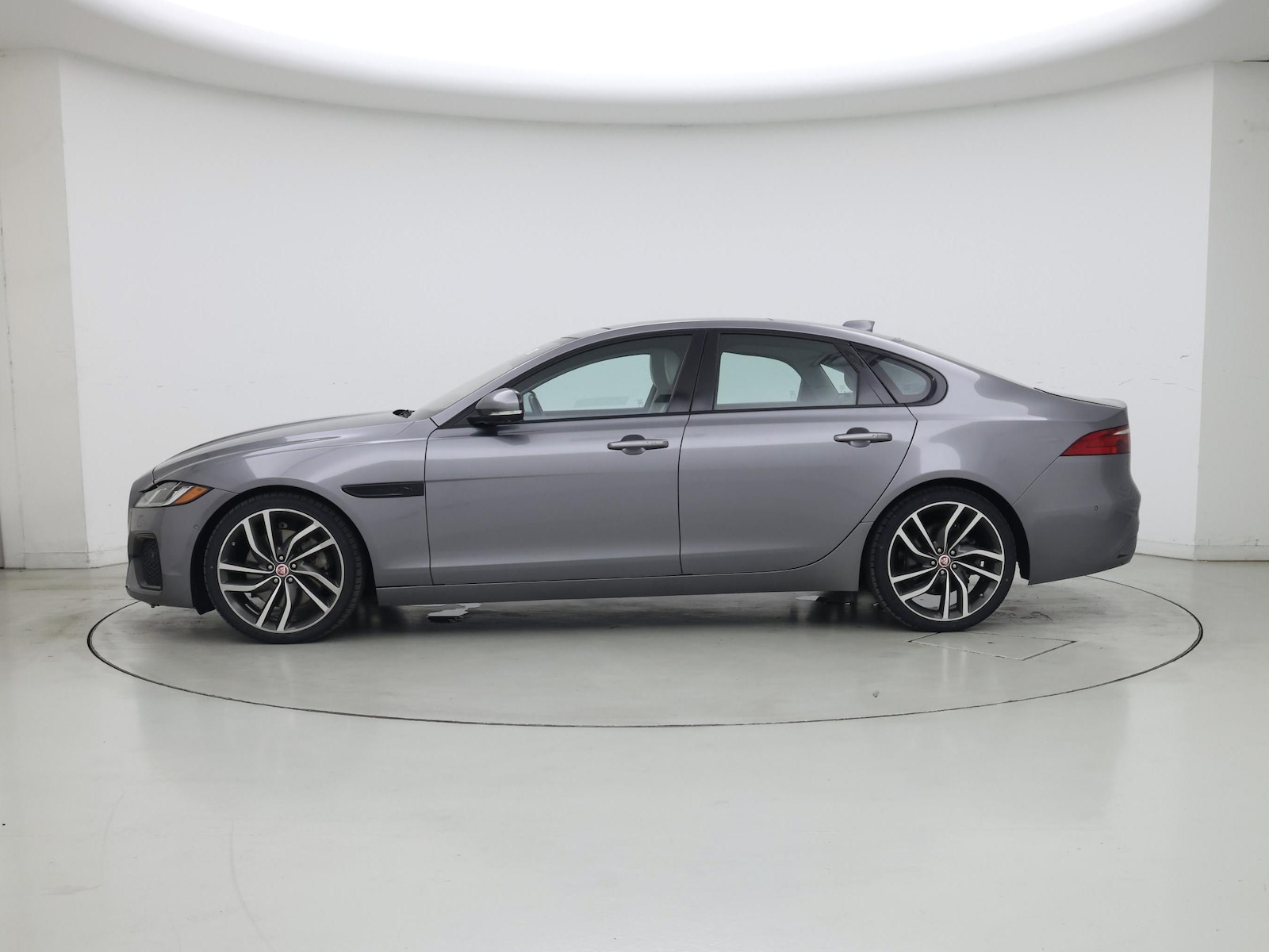 2021 Jaguar XF SE - Photo 4