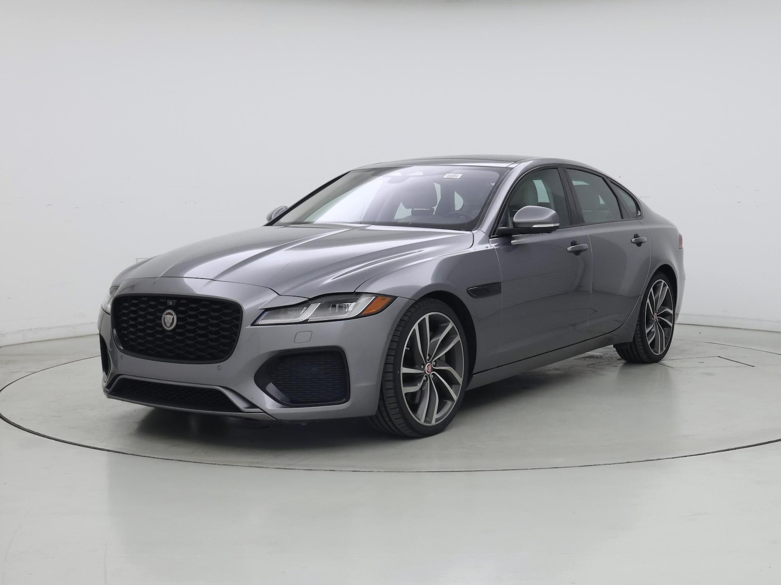 2021 Jaguar XF SE - Photo 5